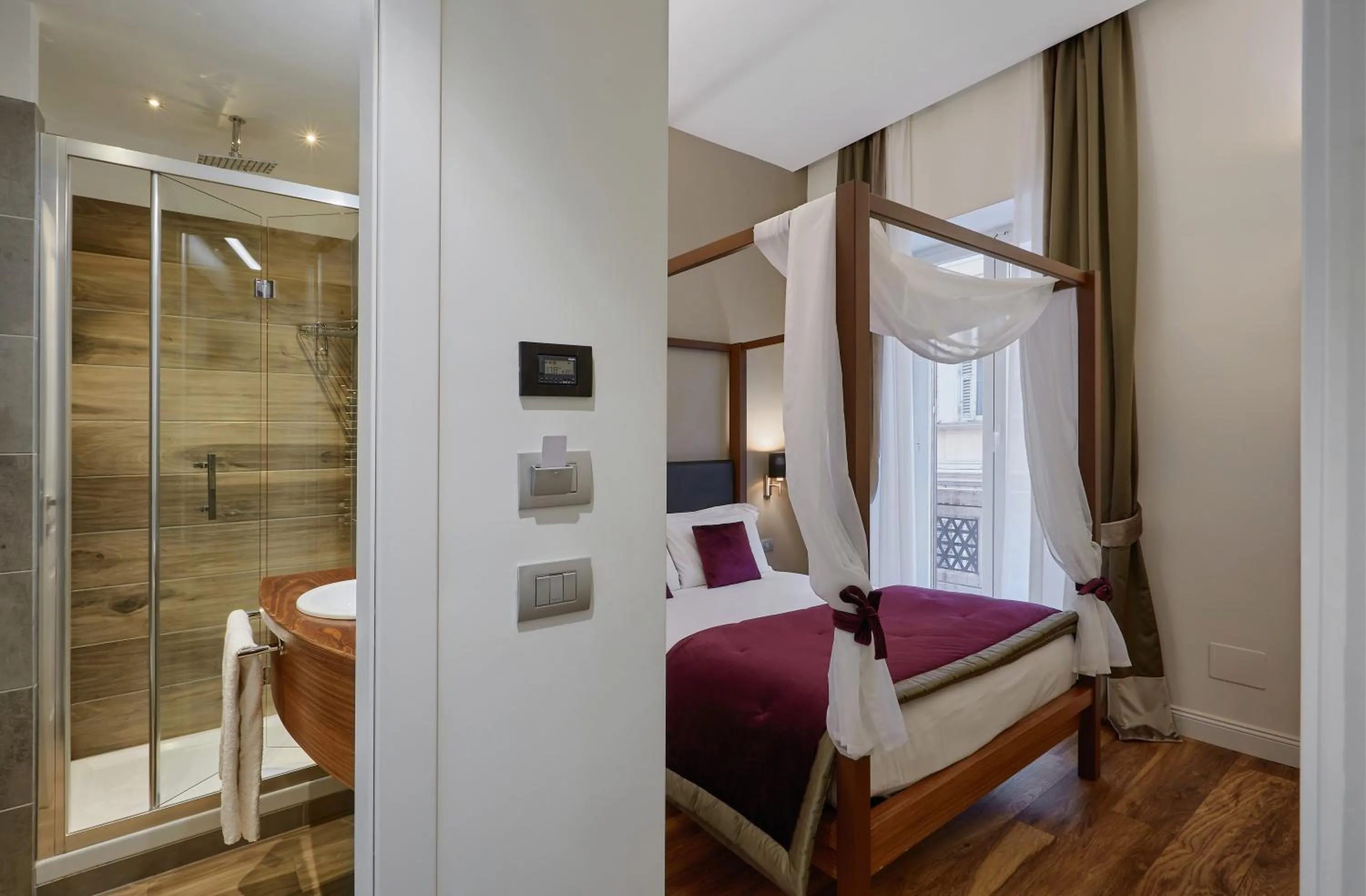 TV and multimedia, Bed in L'obelisque maison de luxe