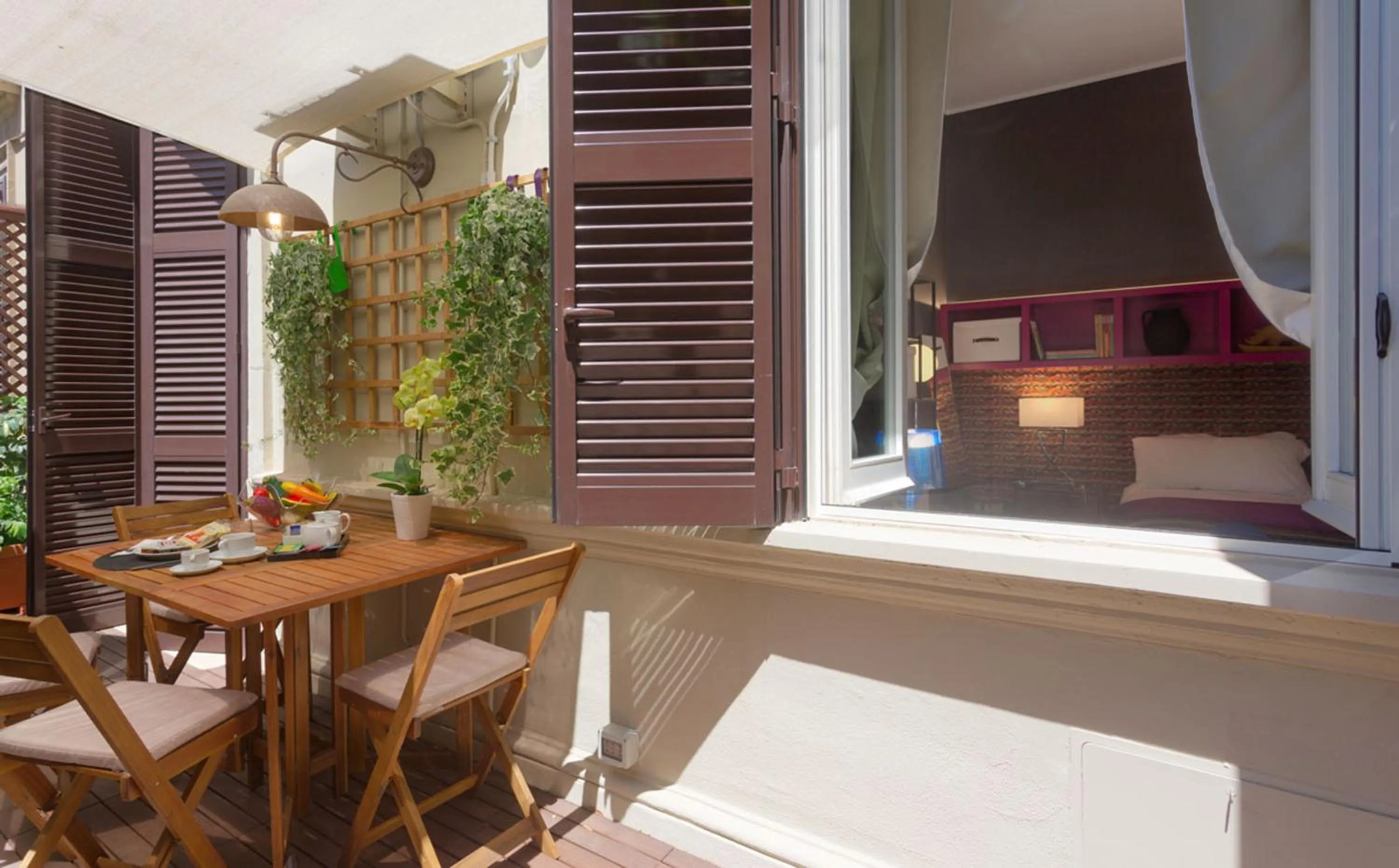 Inner courtyard view in L'obelisque maison de luxe