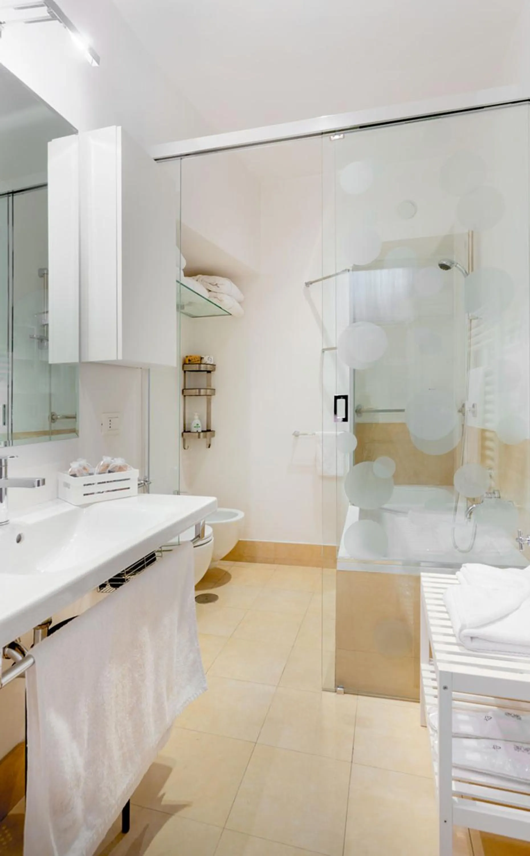 Bathroom in L'obelisque maison de luxe