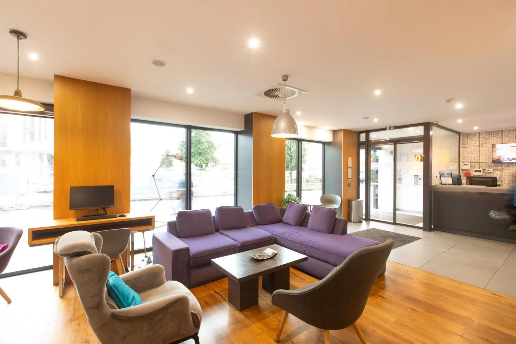 Communal lounge/ TV room in Campanile Metz Centre - Gare