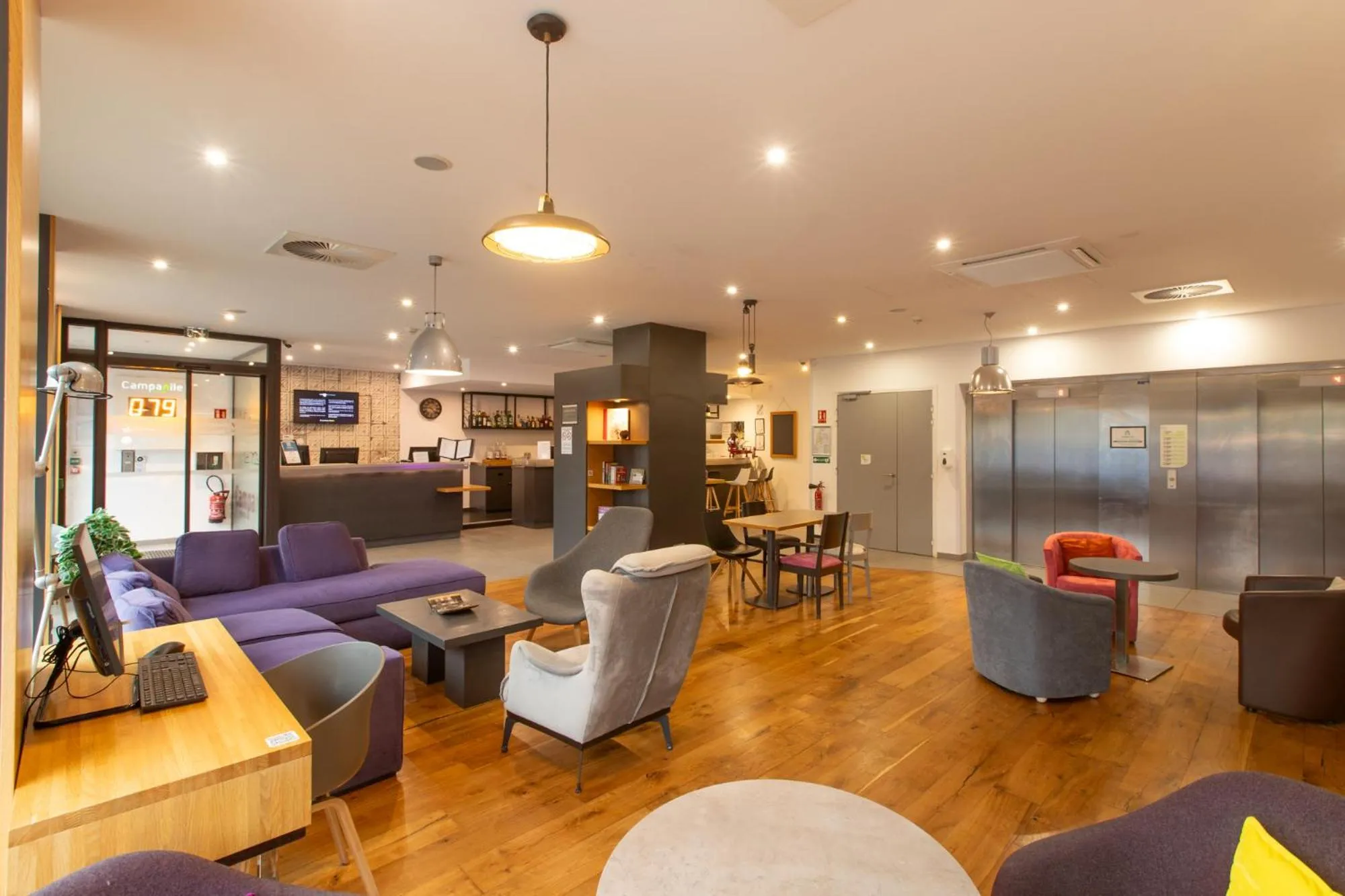 Communal lounge/ TV room in Campanile Metz Centre - Gare