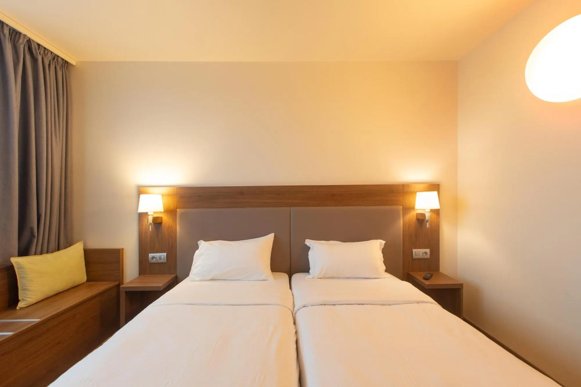 Bedroom, Bed in Campanile Metz Centre - Gare