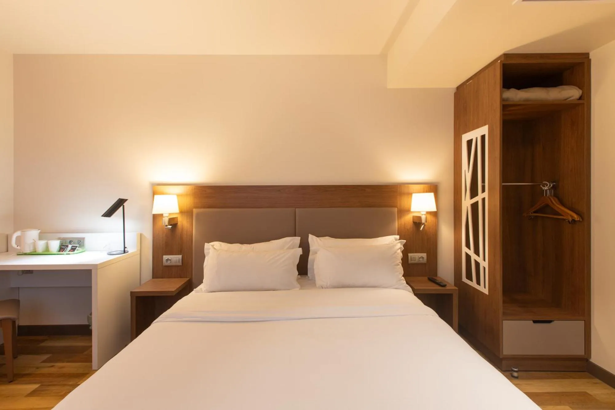 Bedroom, Bed in Campanile Metz Centre - Gare