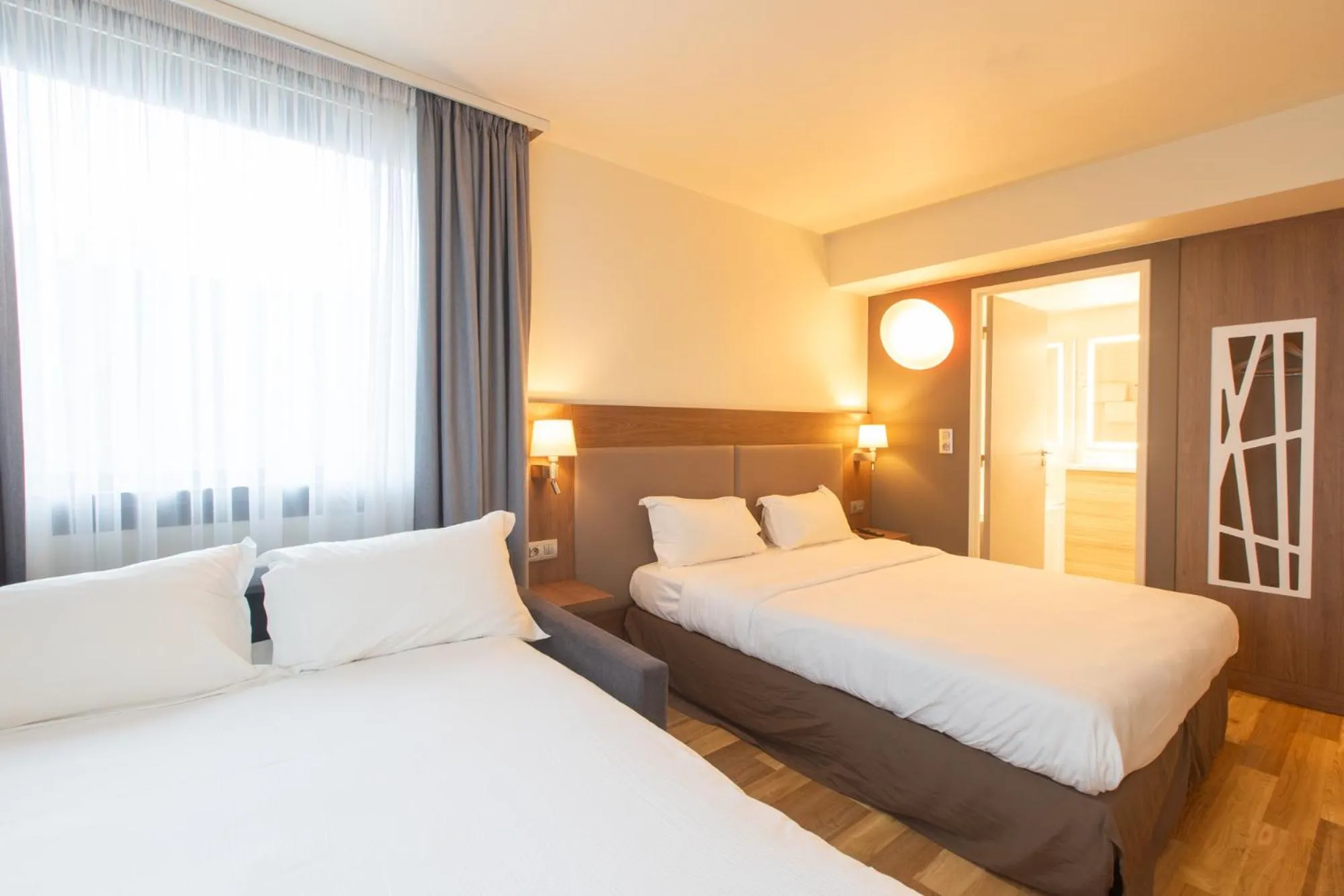 Bedroom, Bed in Campanile Metz Centre - Gare