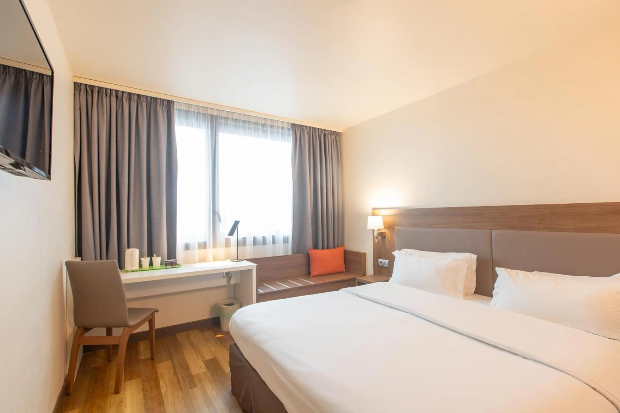 Bedroom, Bed in Campanile Metz Centre - Gare