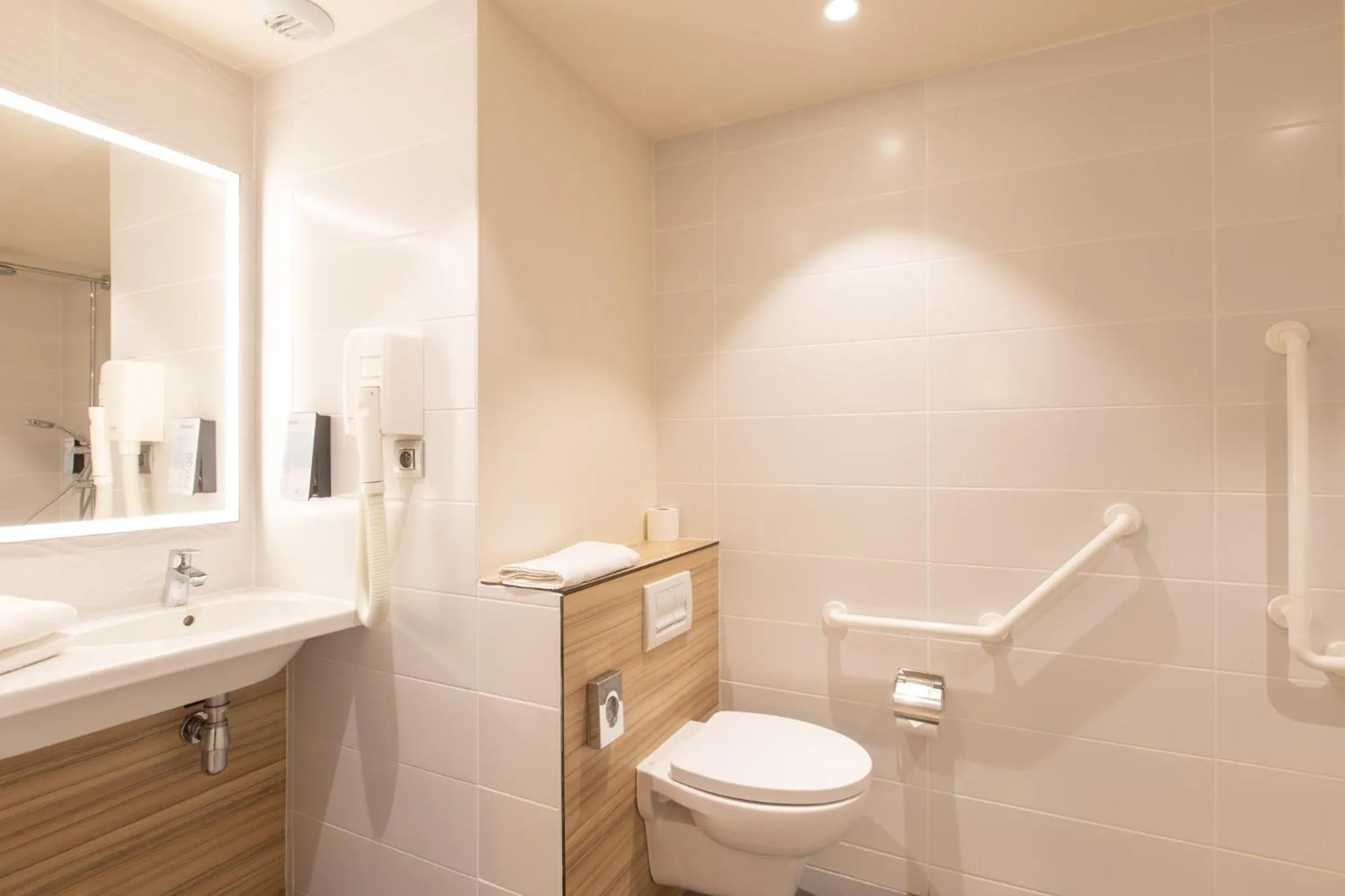 Bathroom in Campanile Metz Centre - Gare