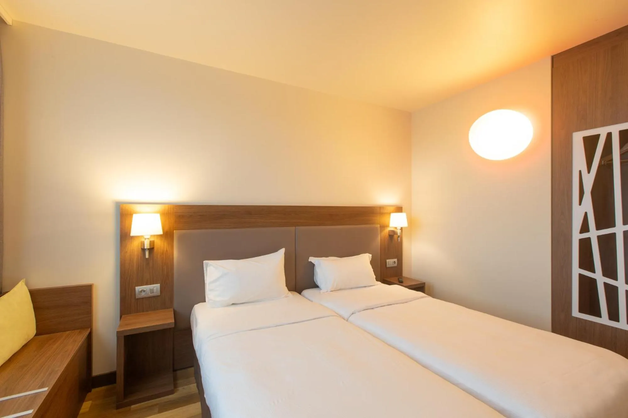 Bedroom, Bed in Campanile Metz Centre - Gare