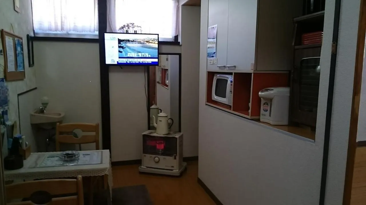 Communal lounge/ TV room in Lodge Amenouo