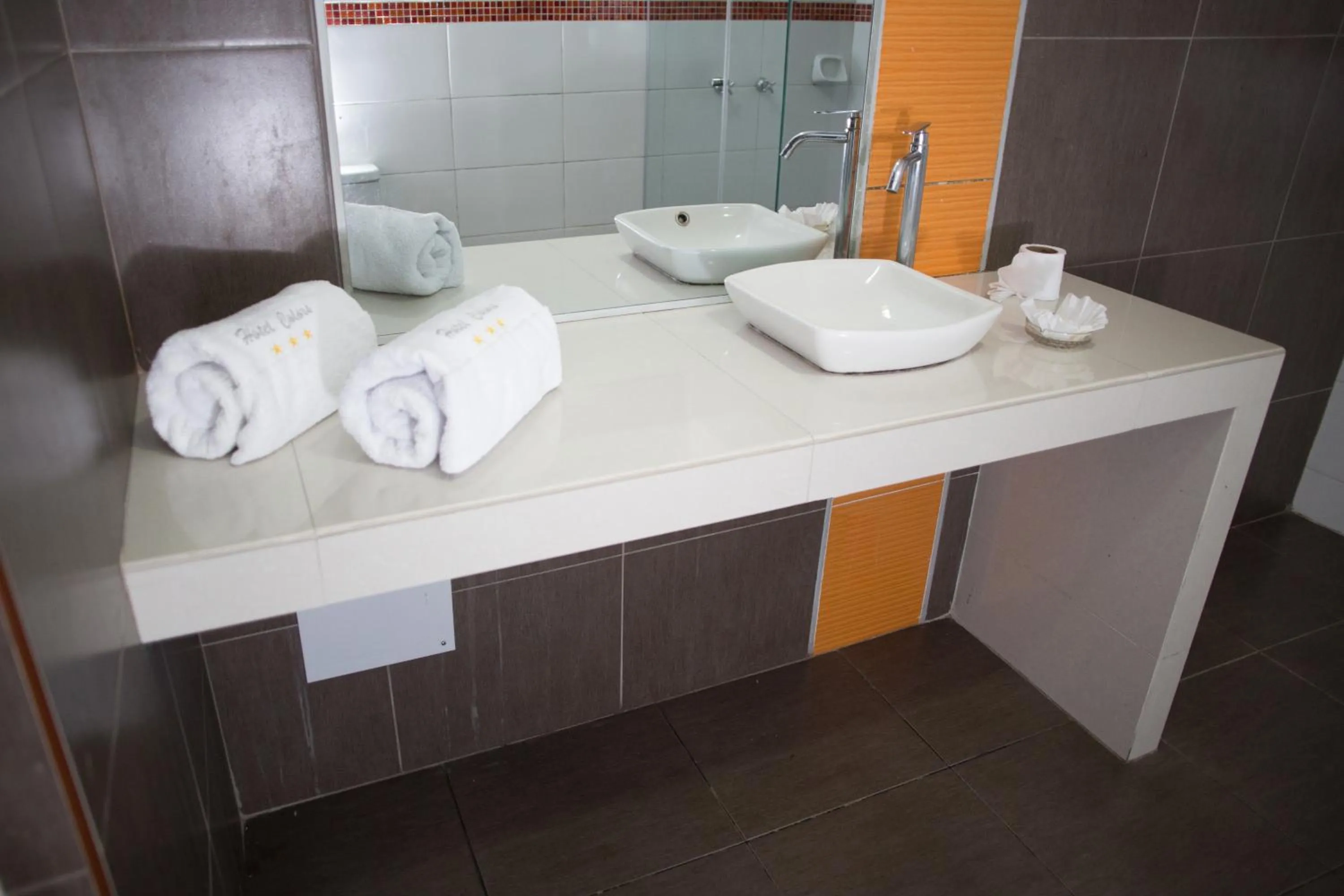 Bathroom in Hotel Colors Canada