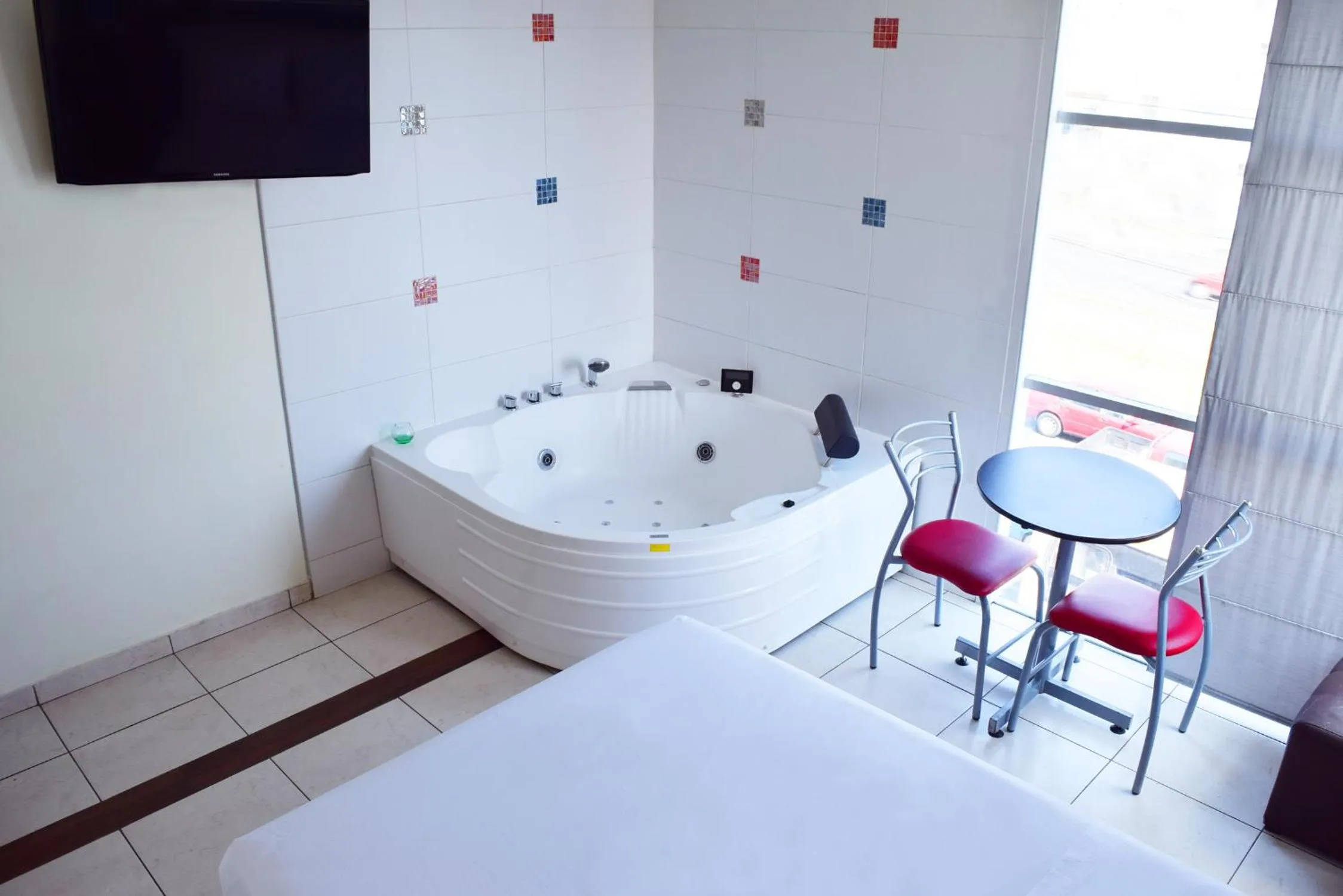 Hot Tub, Bed in Hotel Colors Canada