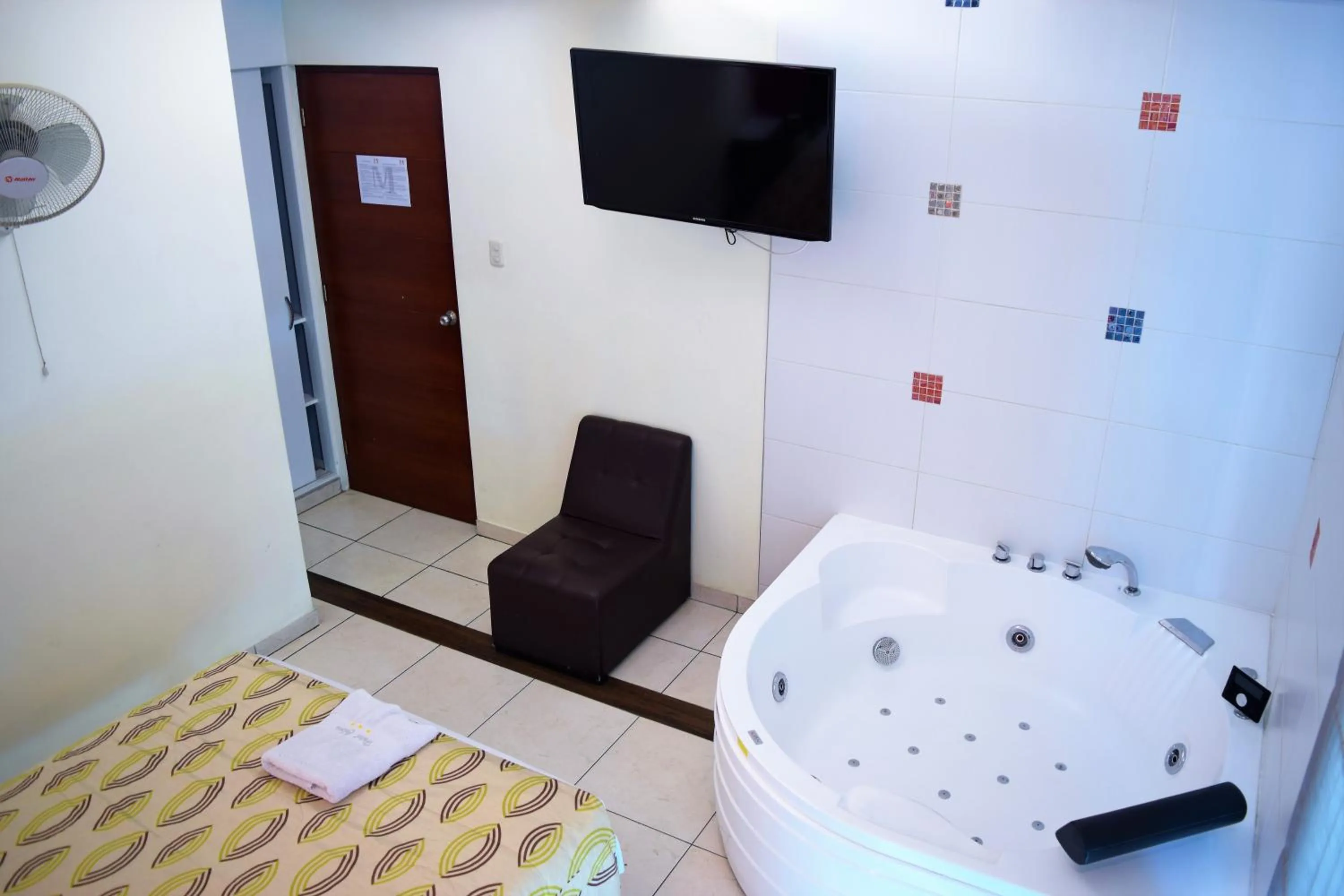 Hot Tub, Bed in Hotel Colors Canada