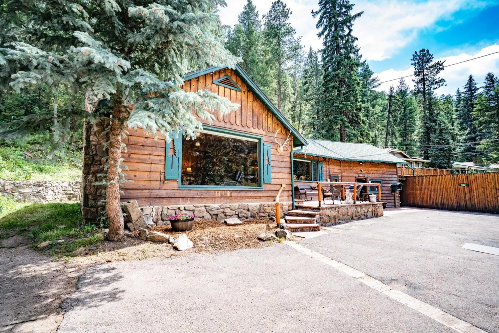 Photo of the whole room in Colorado Bear Creek Cabins