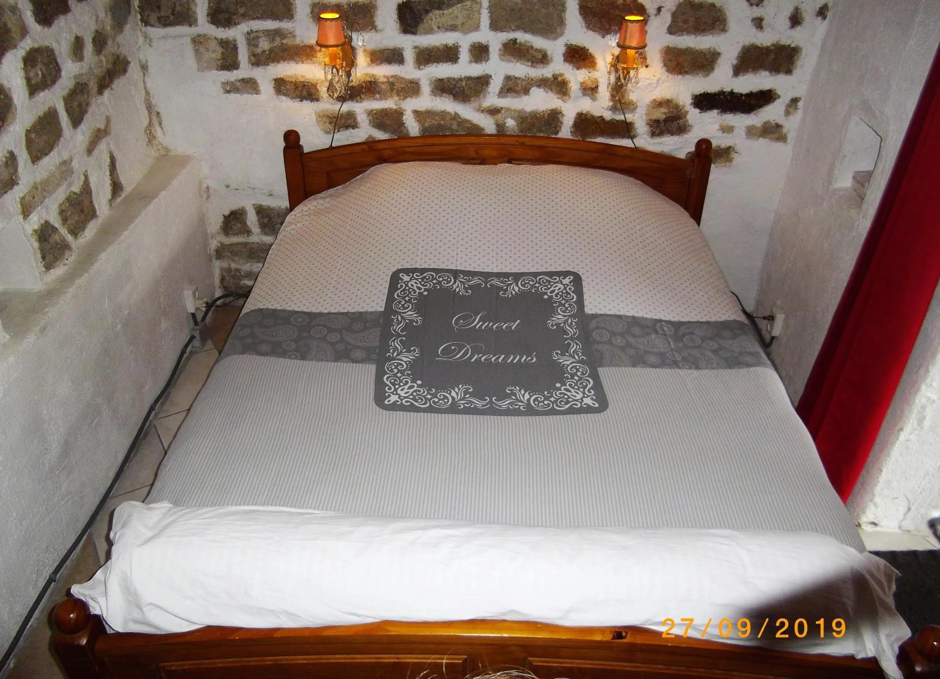 Bed in Dependance du Moulin Galuzot