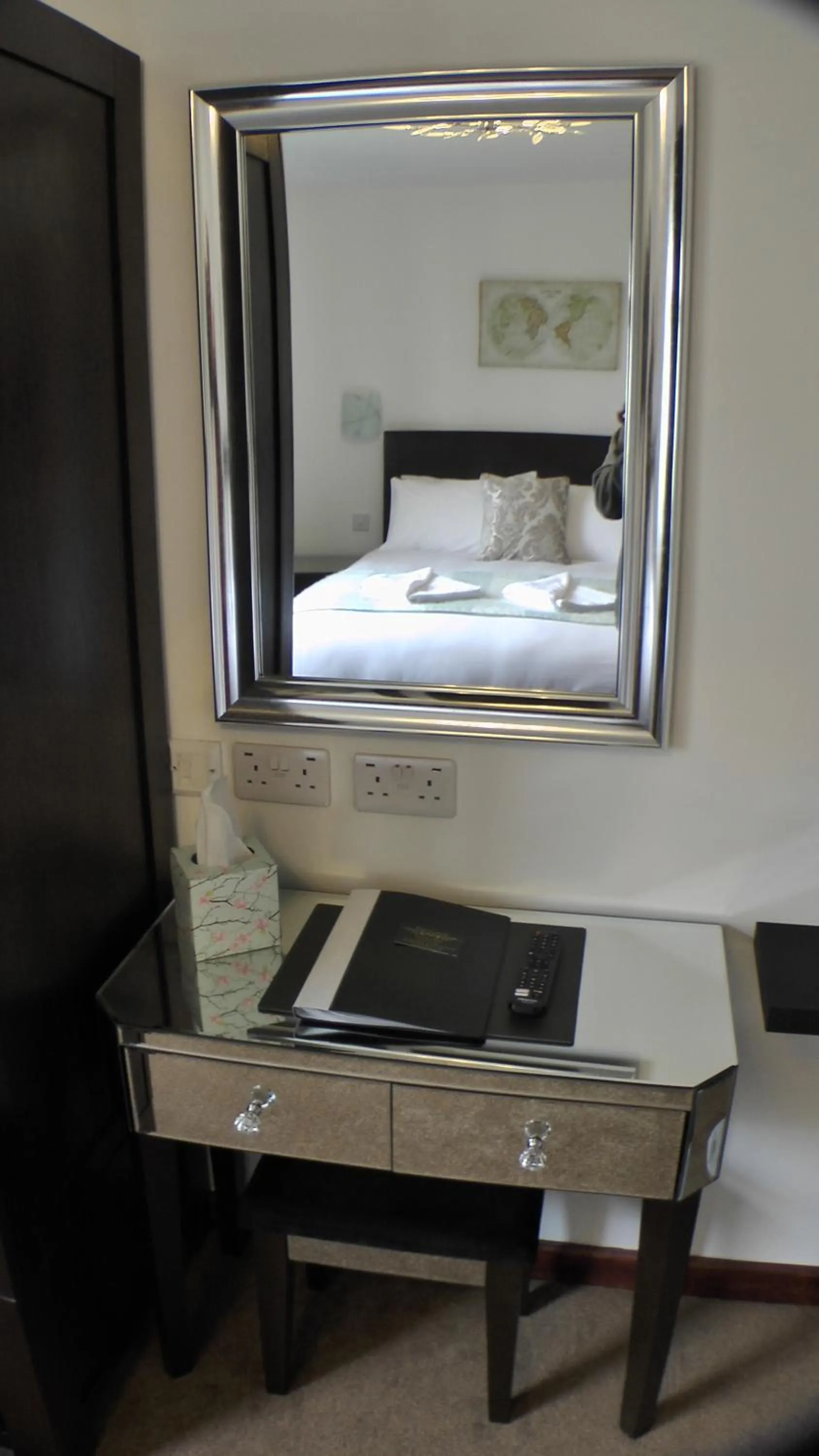 Bathroom, Bed in Bay Lodge