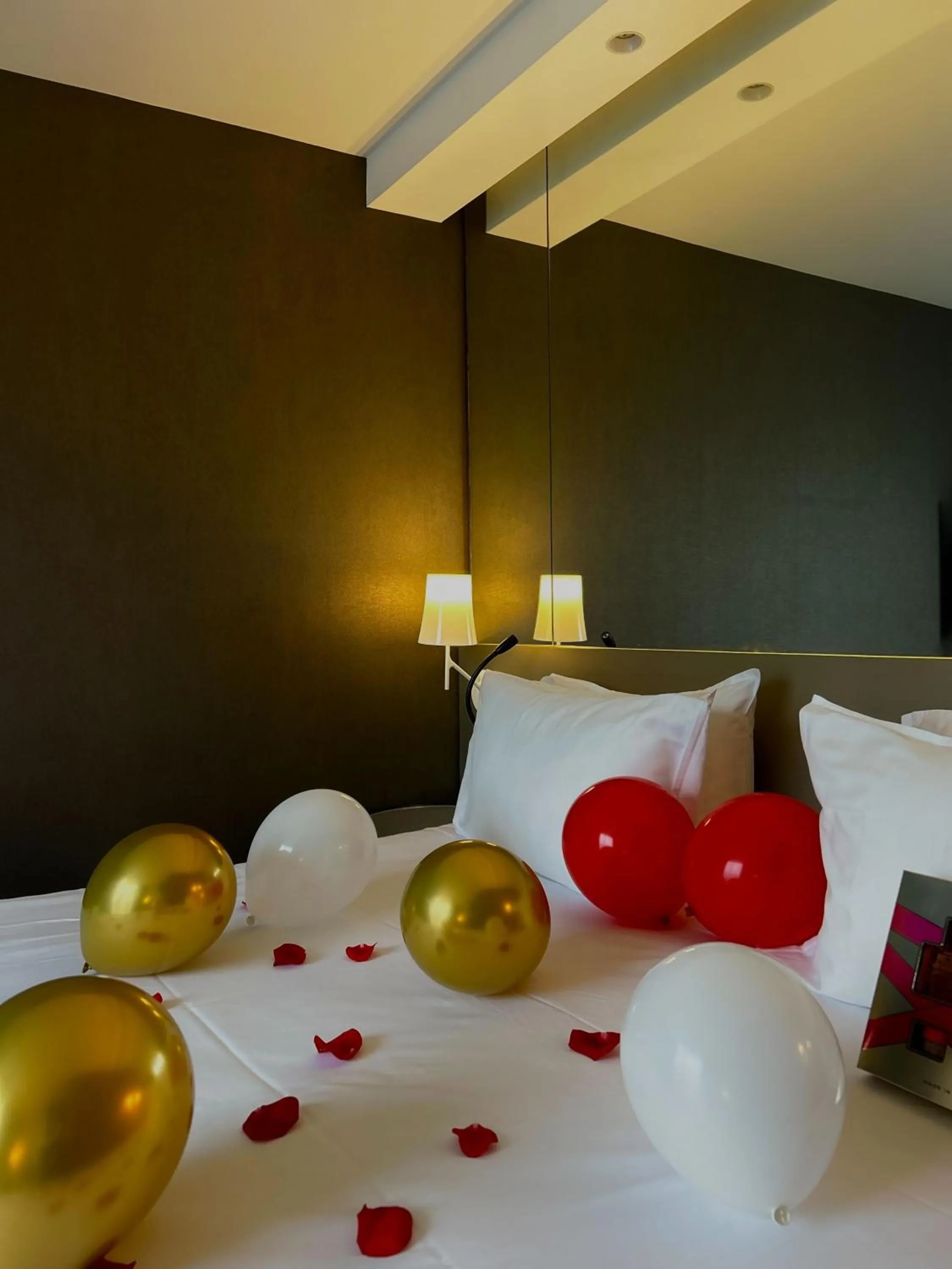 Bedroom, Bed in Hotel Acanthe - Boulogne Billancourt