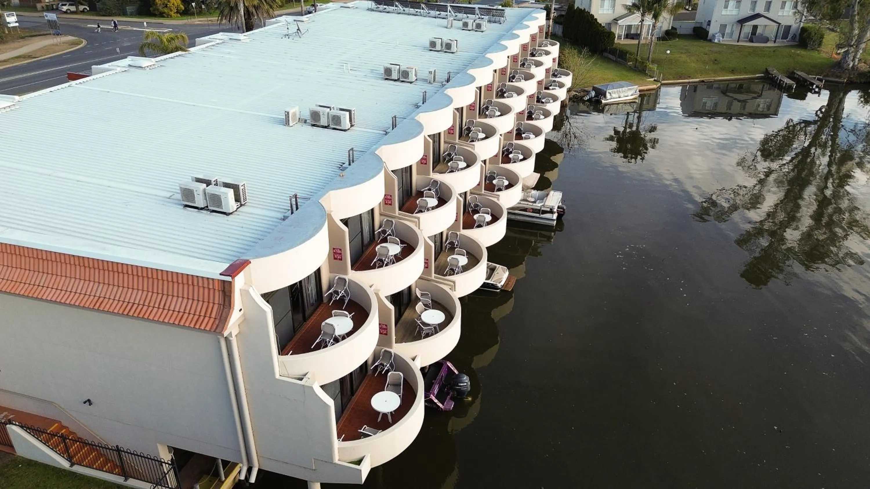 Property building in Lake Mulwala Boatel