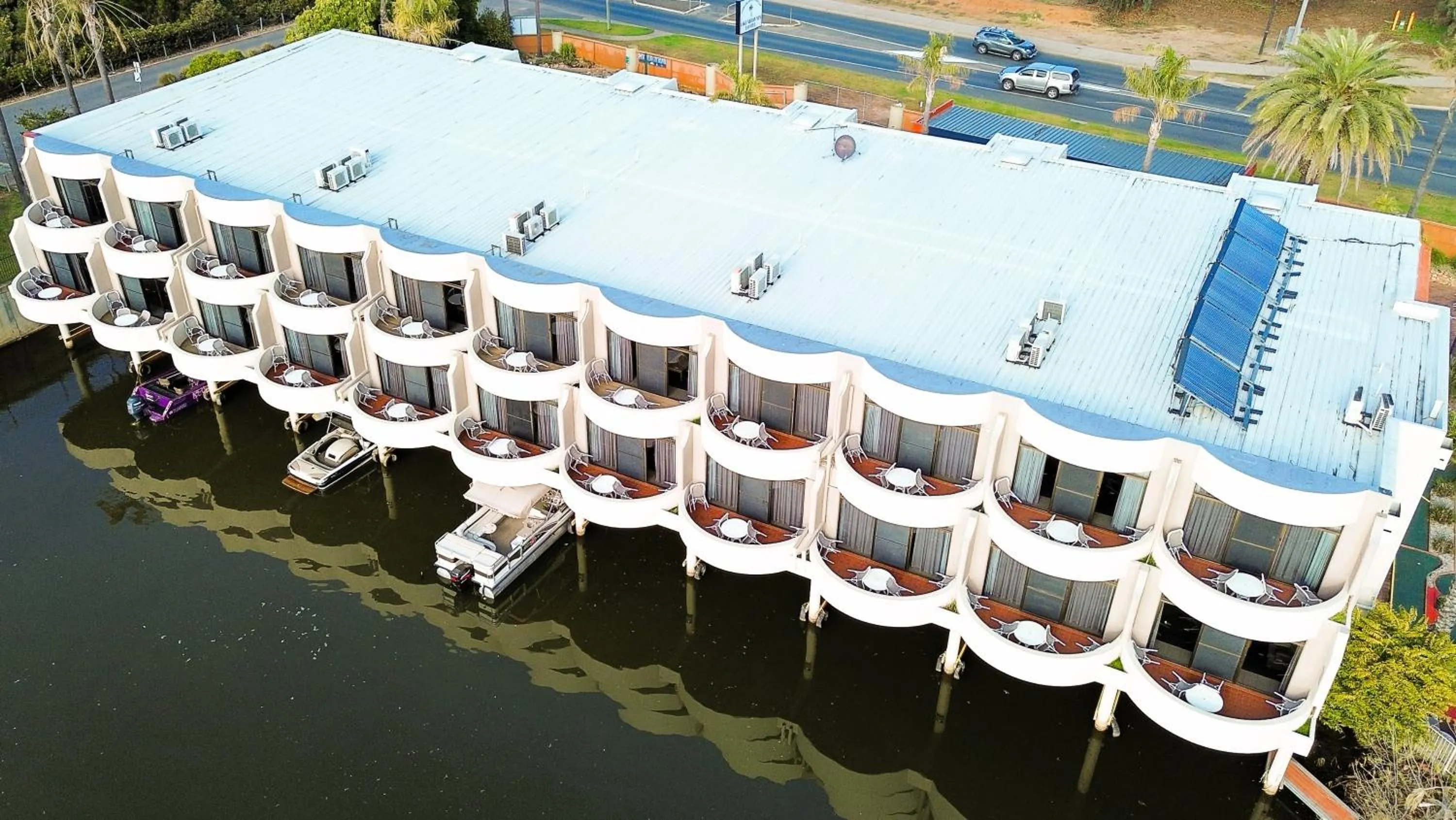 Property building in Lake Mulwala Boatel