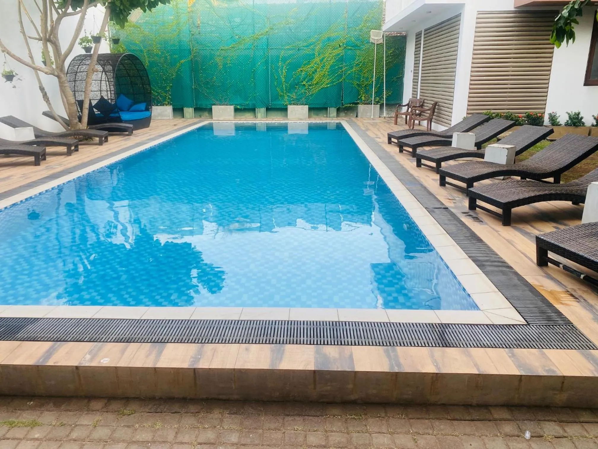 Swimming pool in Hotel Cloud 9 Negombo