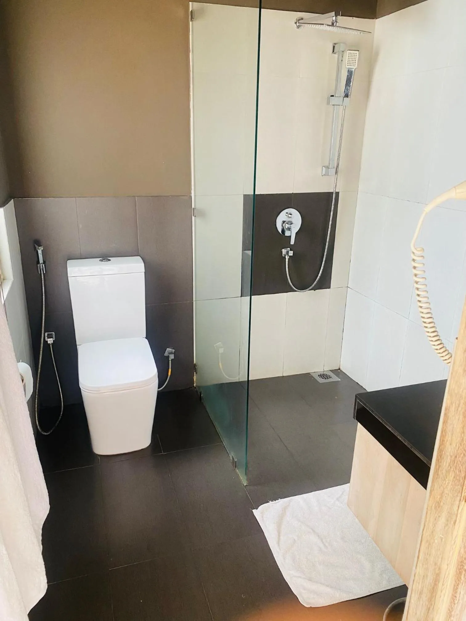 Shower in Hotel Cloud 9 Negombo