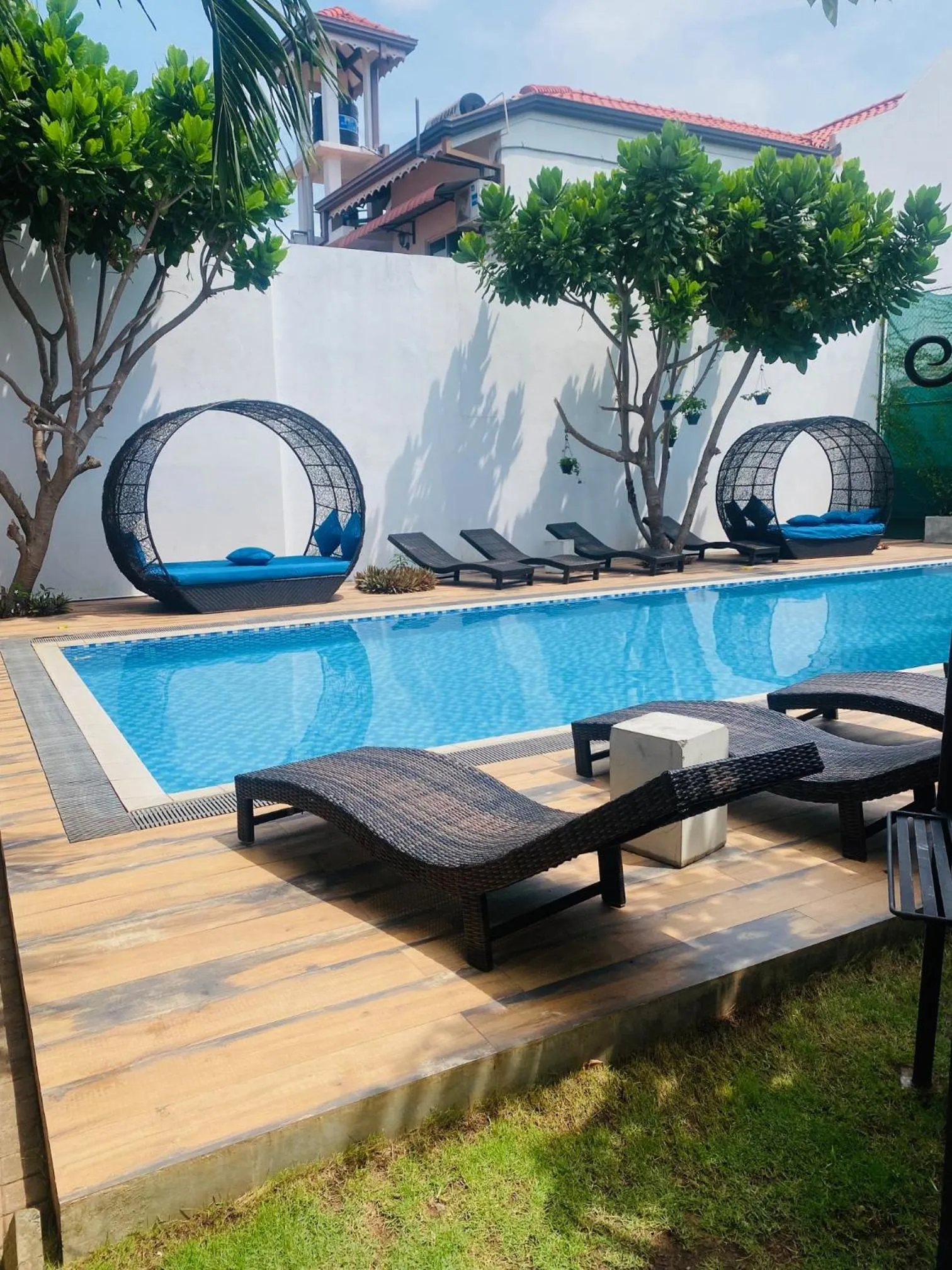 Swimming pool in Hotel Cloud 9 Negombo