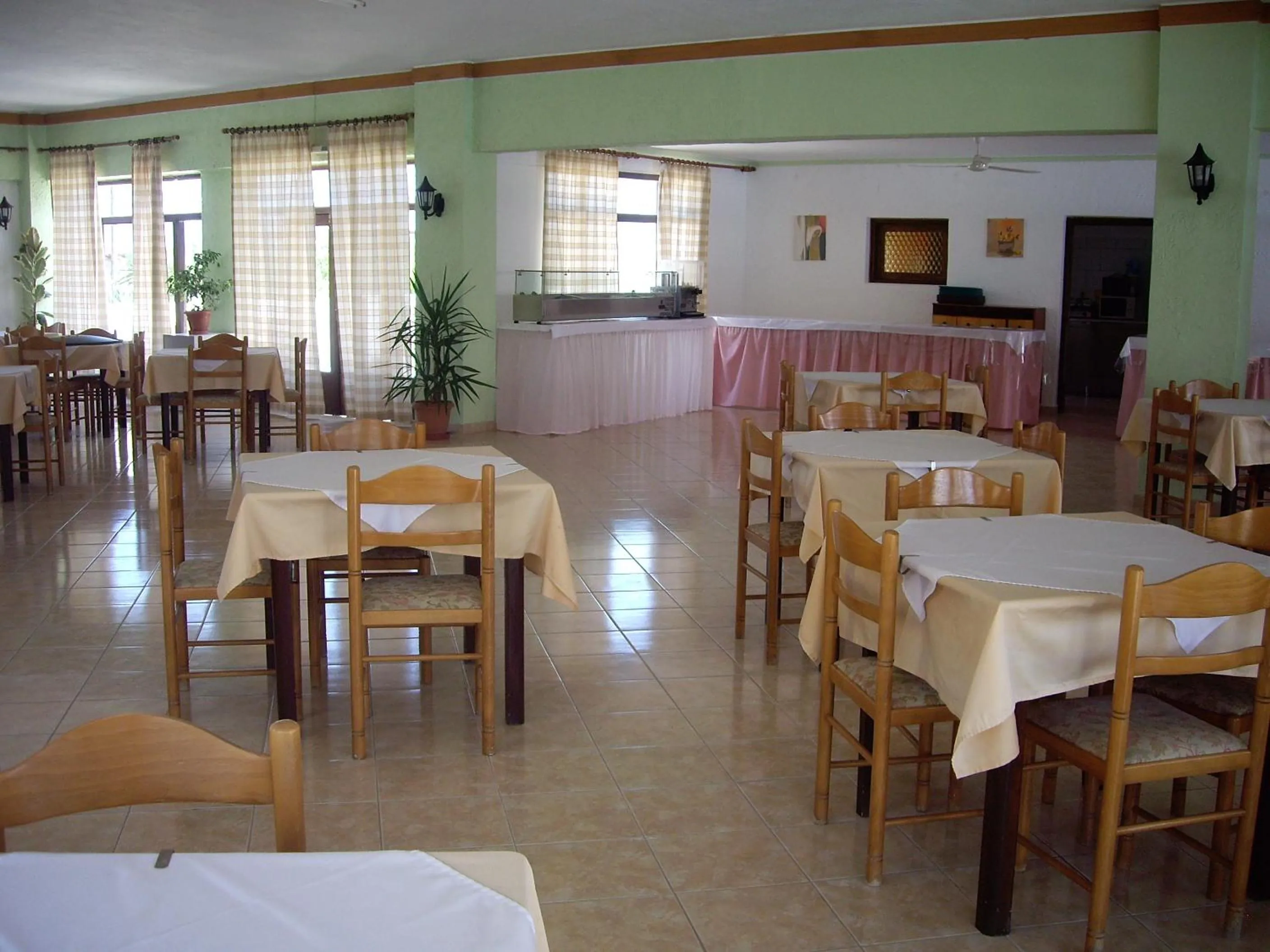 Restaurant/places to eat in Hotel Hermes