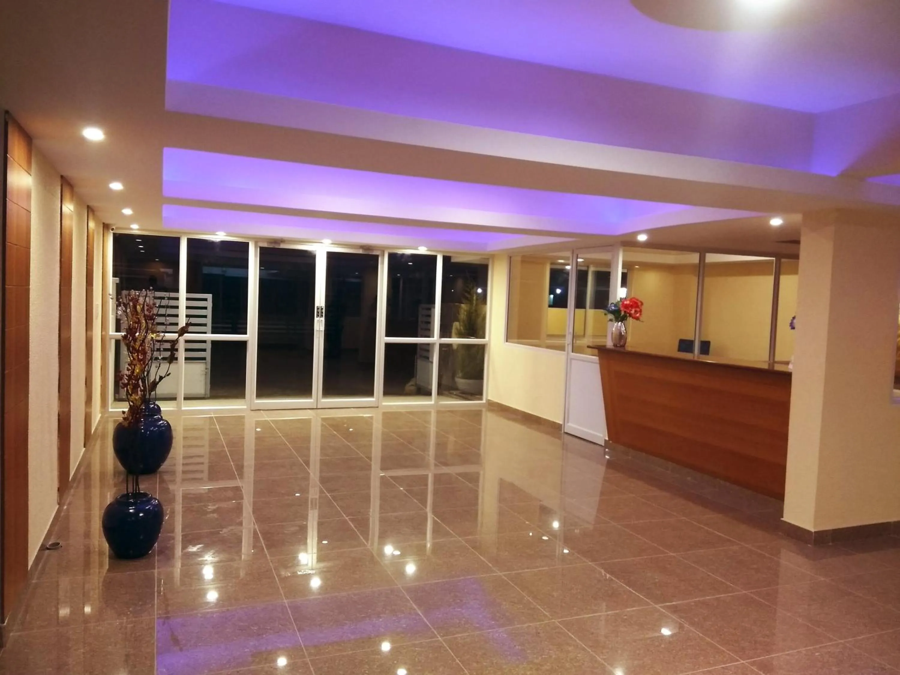 Lobby or reception in Arra Grande Suites - Nearest Airport Hotels Bangalore