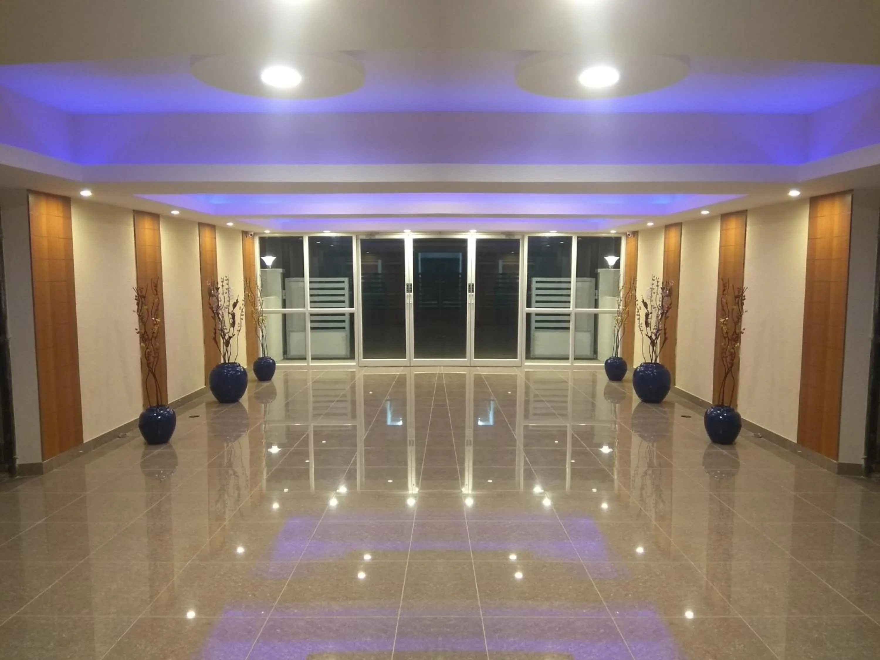 Lobby or reception in Arra Grande Suites - Nearest Airport Hotels Bangalore