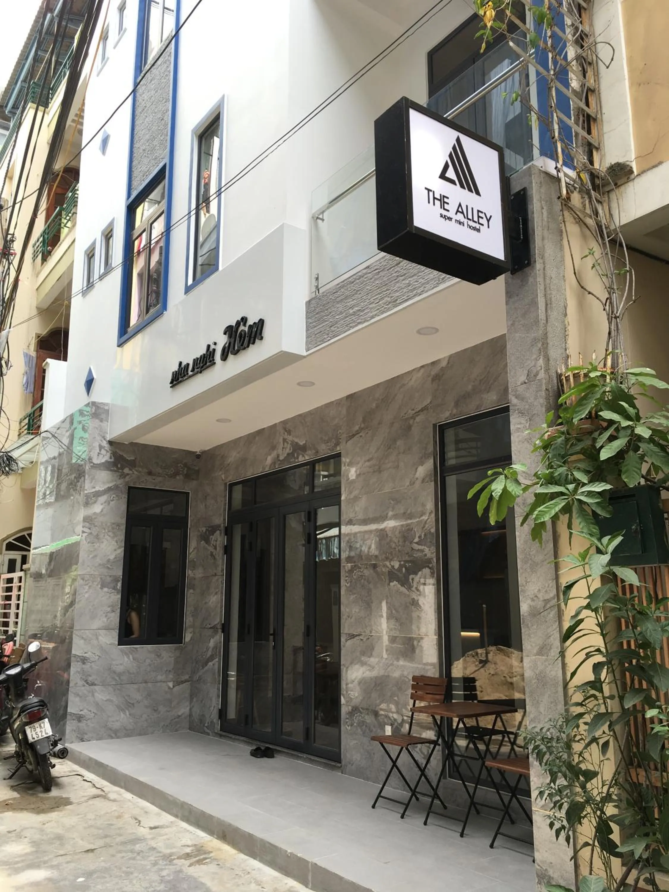 Facade/entrance in The Alley Hostel