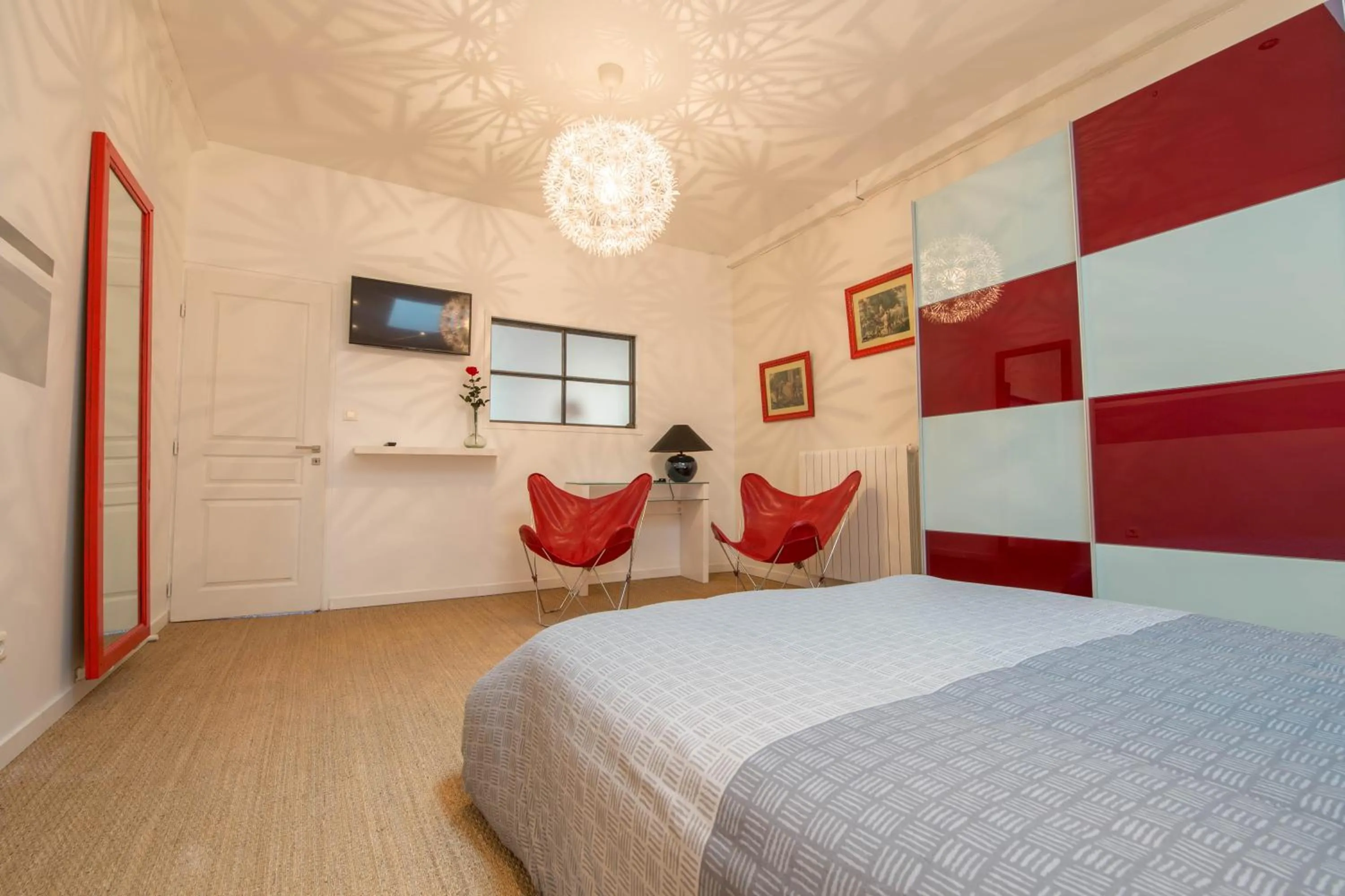 Photo of the whole room in Chambres d'hôtes L'Ecrit Vin