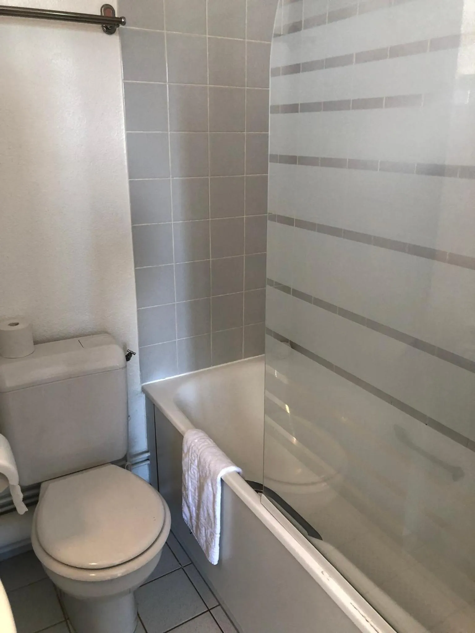 Bathroom in Paris Saint Cloud Hôtel