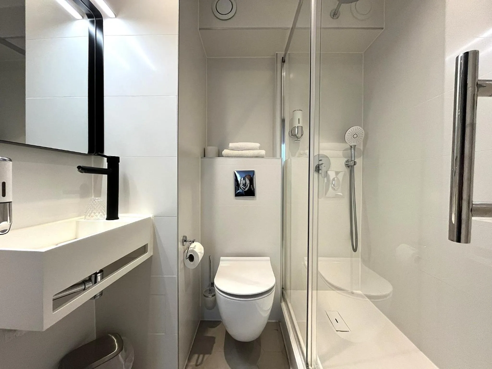 Shower in Paris Saint Cloud Hôtel