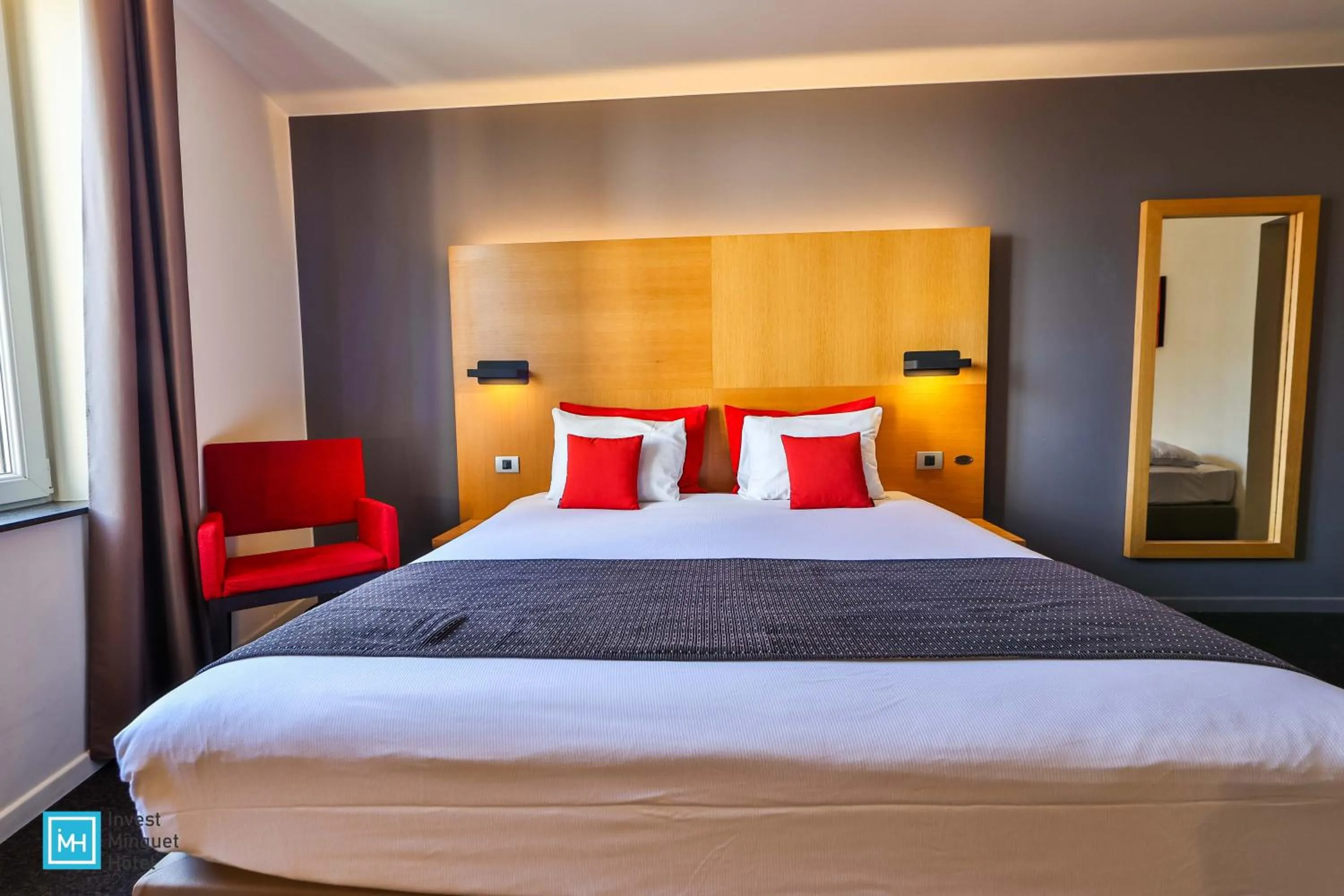 Bedroom, Bed in Hotel De La Couronne Liege