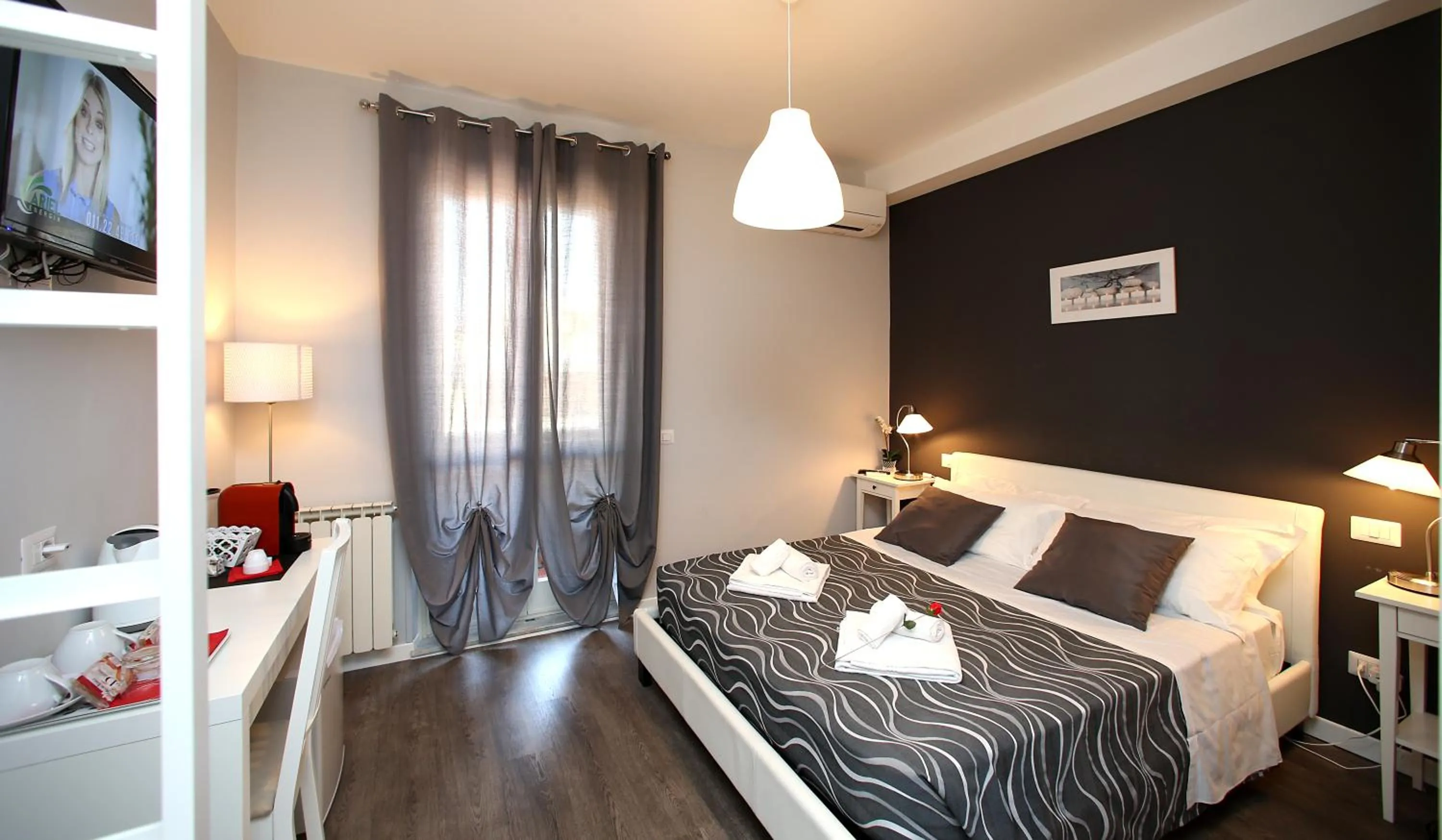 Photo of the whole room, Bed in A 2 Passi Dai Musei Luxury Guest House