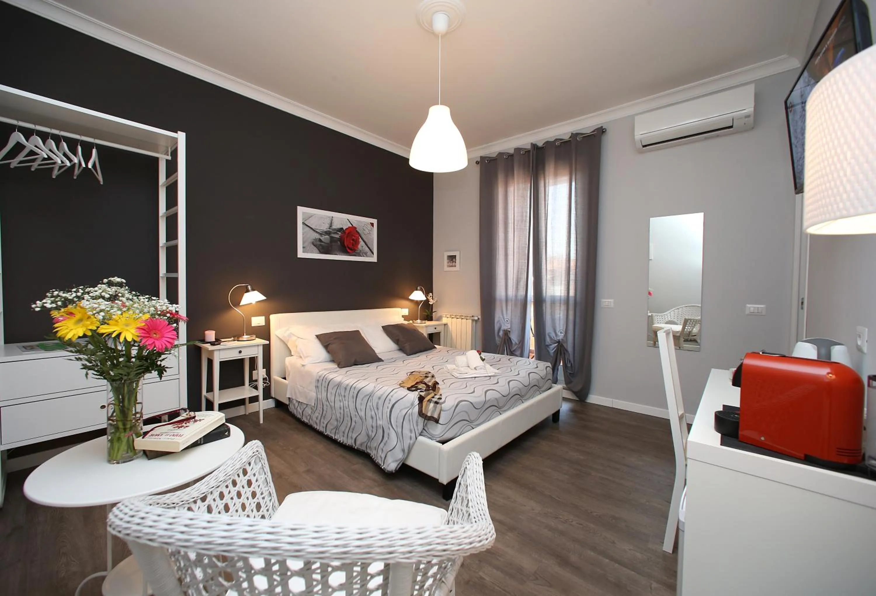 Photo of the whole room, Bed in A 2 Passi Dai Musei Luxury Guest House