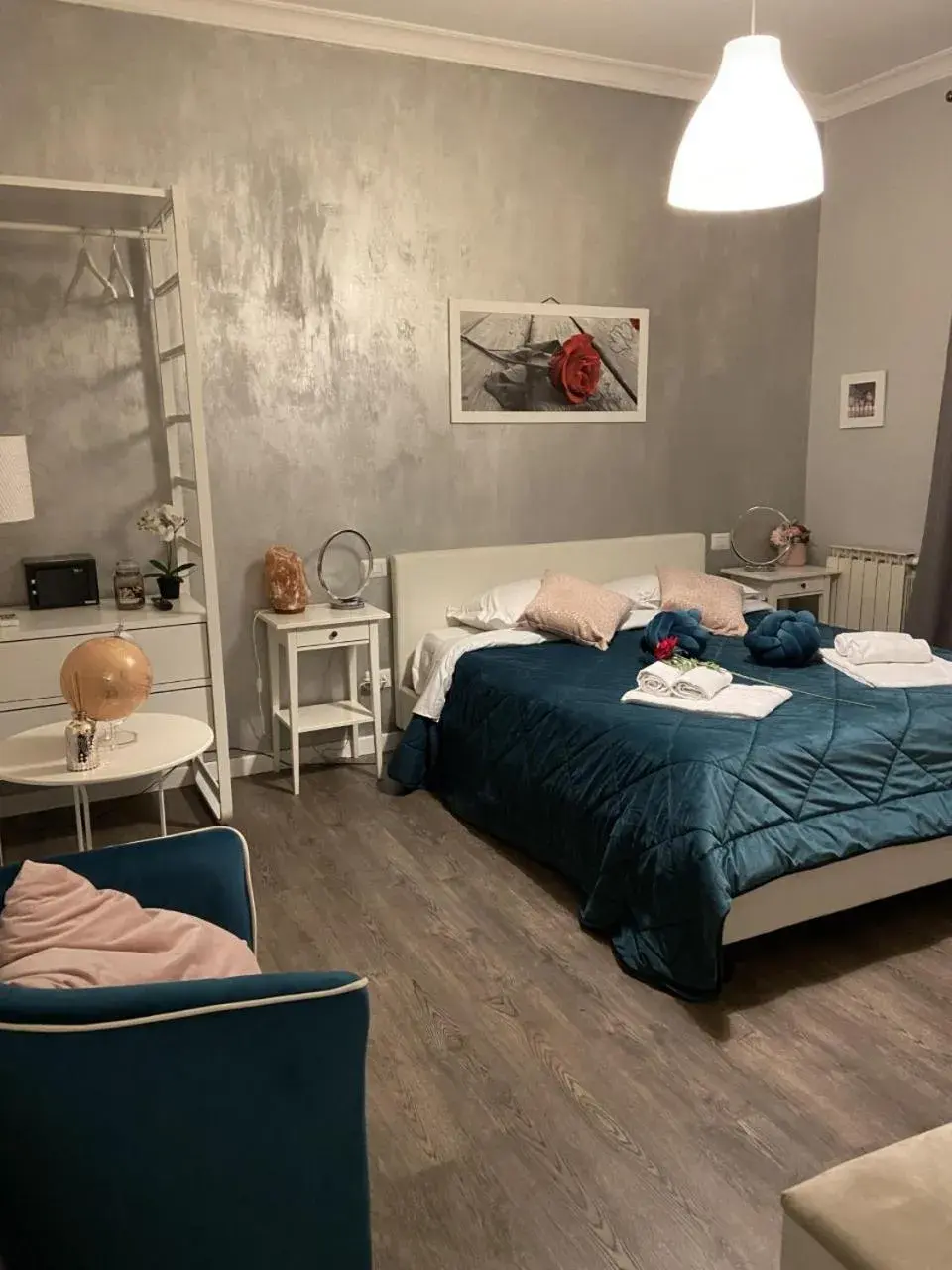 Deluxe Double Room with Balcony and City View in A 2 Passi Dai Musei Luxury Guest House Deluxe Double Room with Balcony and City View in A 2 Passi Dai Musei Luxury Guest House