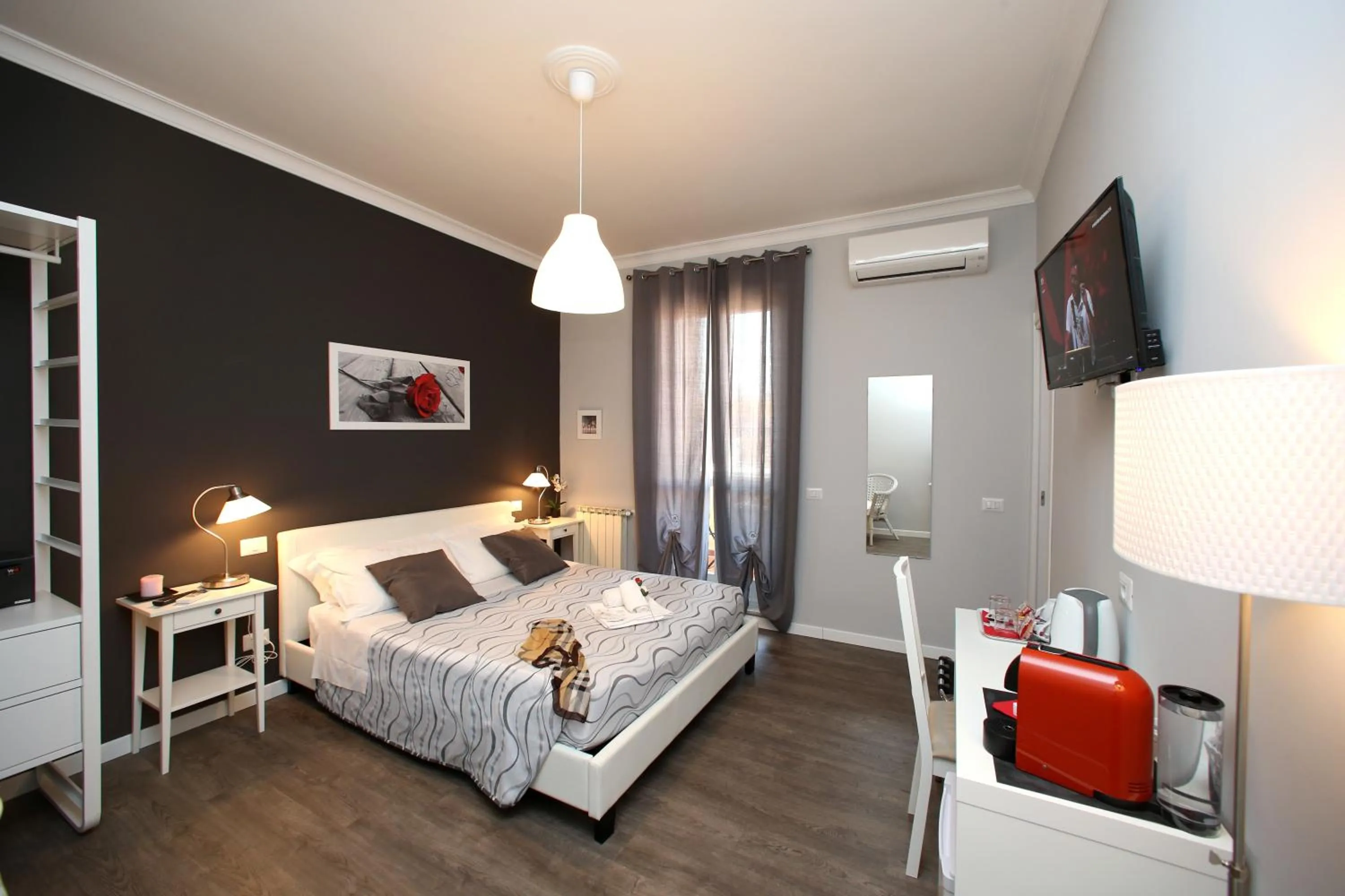 Photo of the whole room, Bed in A 2 Passi Dai Musei Luxury Guest House