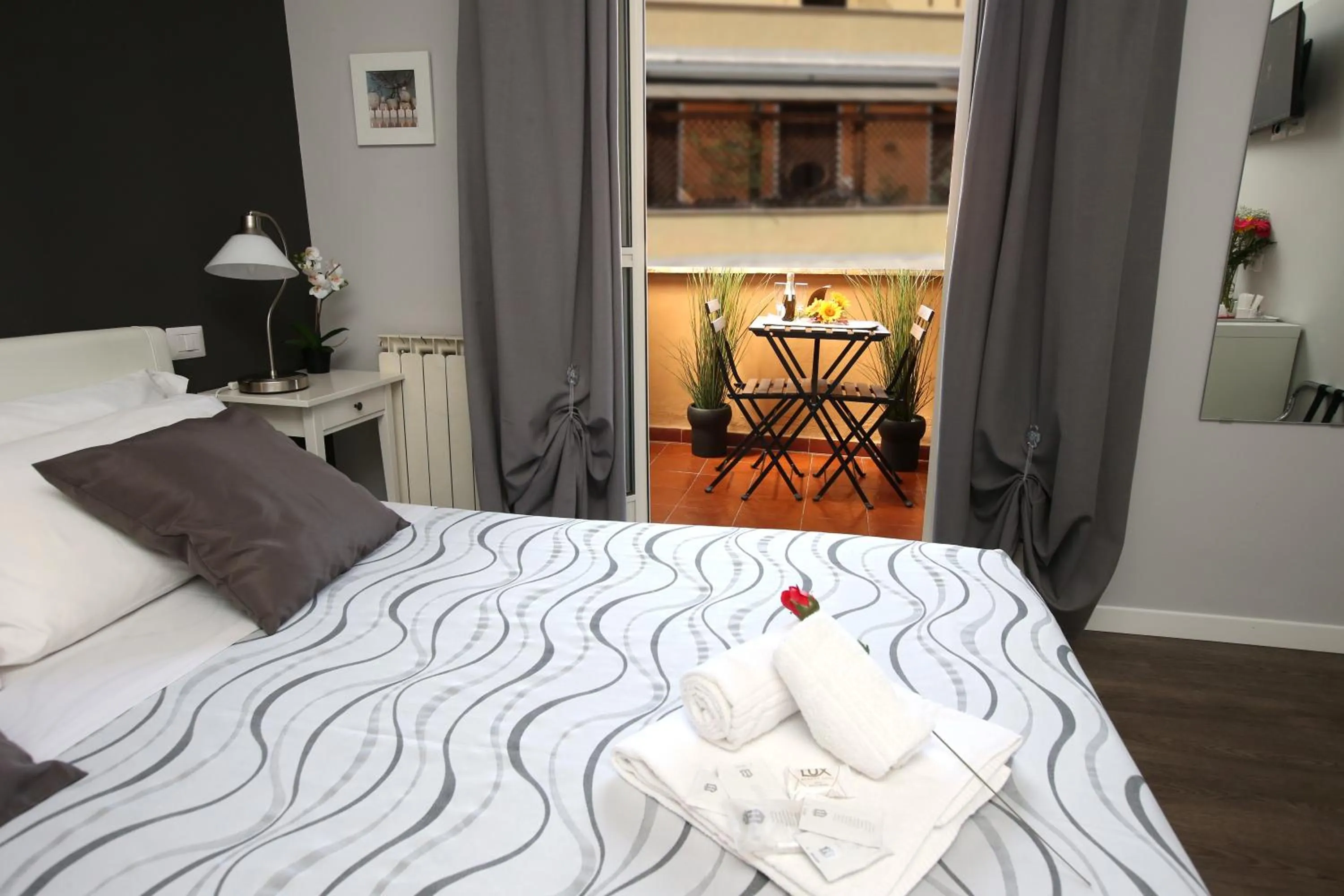 Balcony/Terrace, Bed in A 2 Passi Dai Musei Luxury Guest House