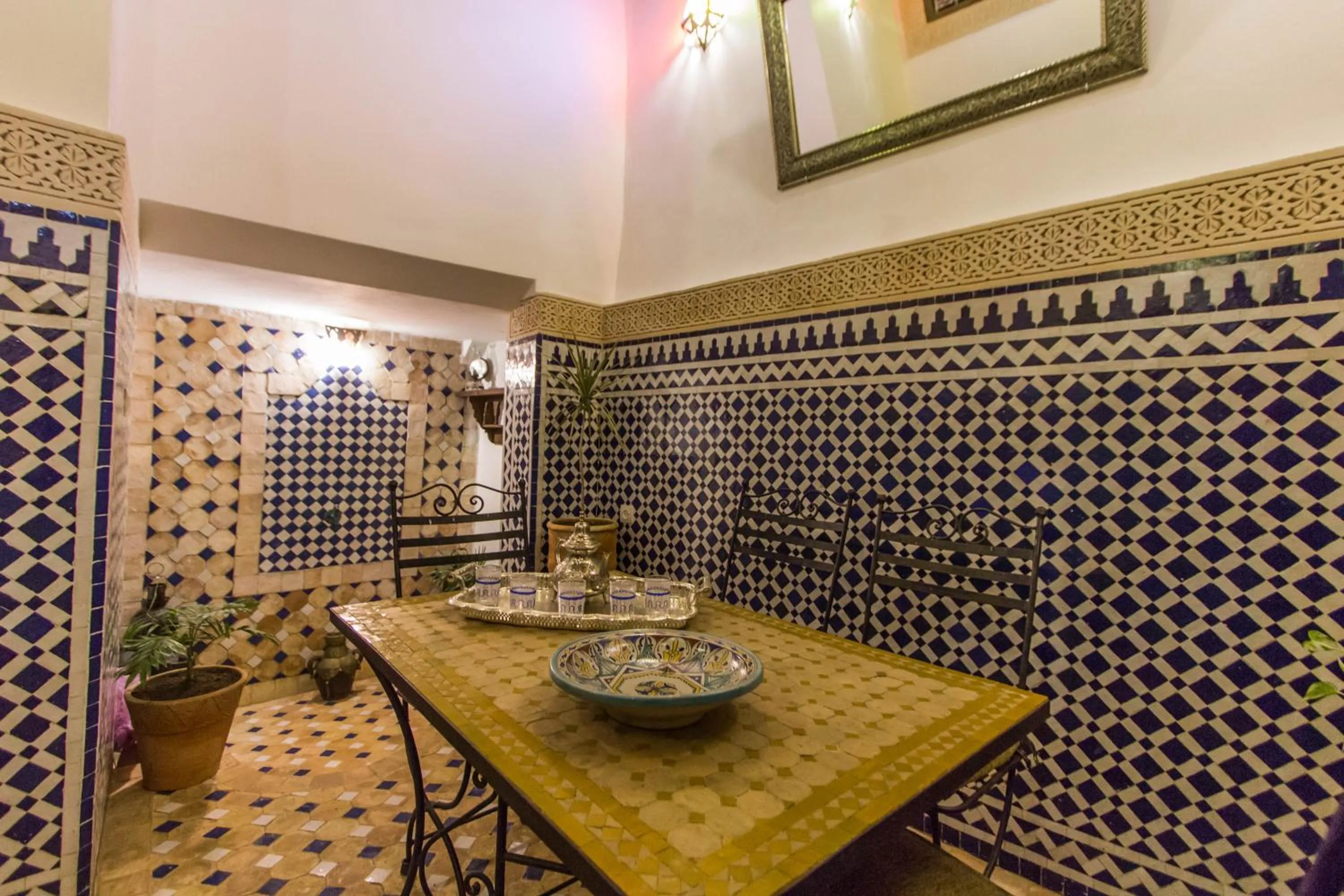 Restaurant/places to eat in Dar Bhija