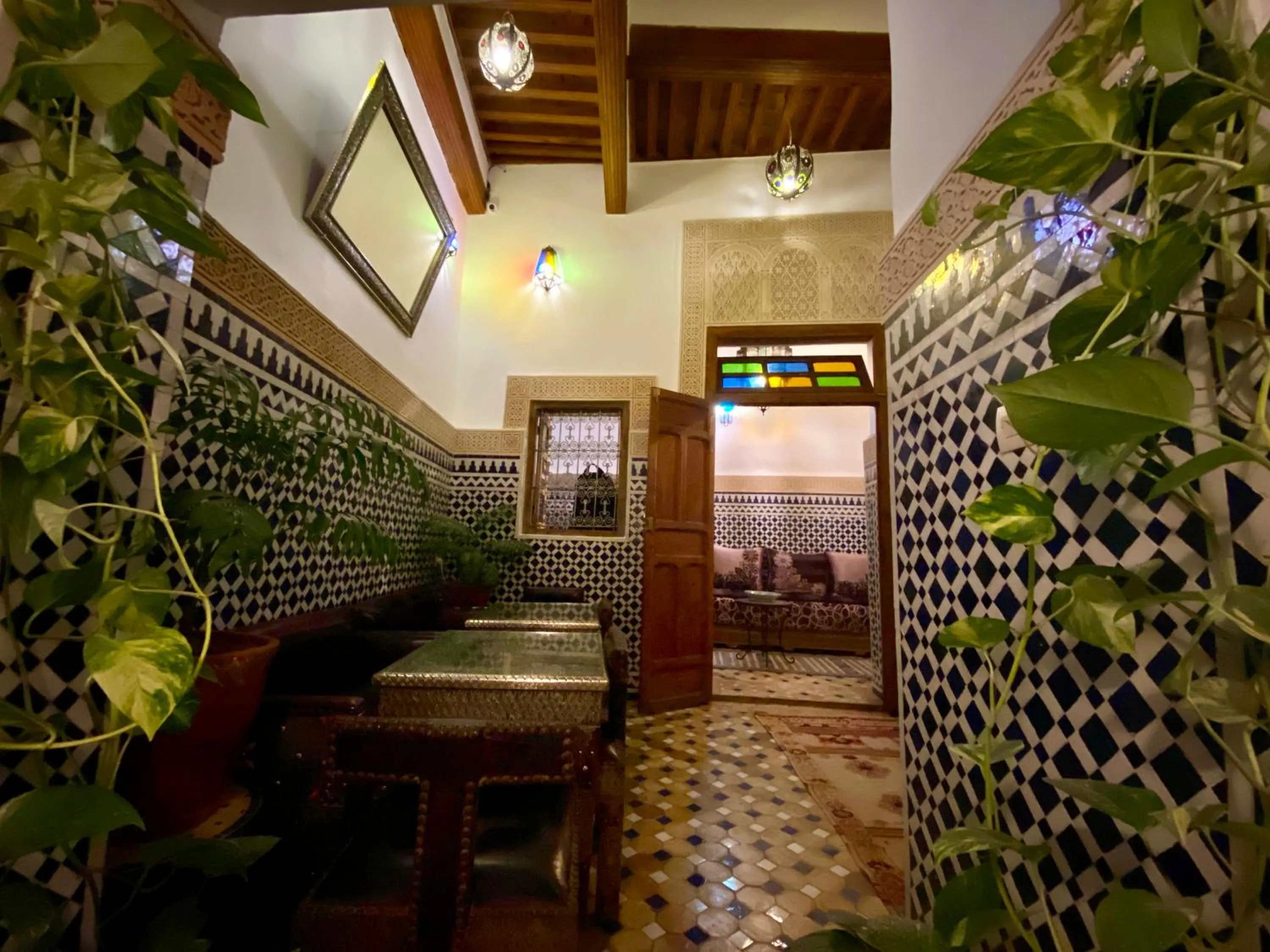 Restaurant/places to eat in Dar Bhija