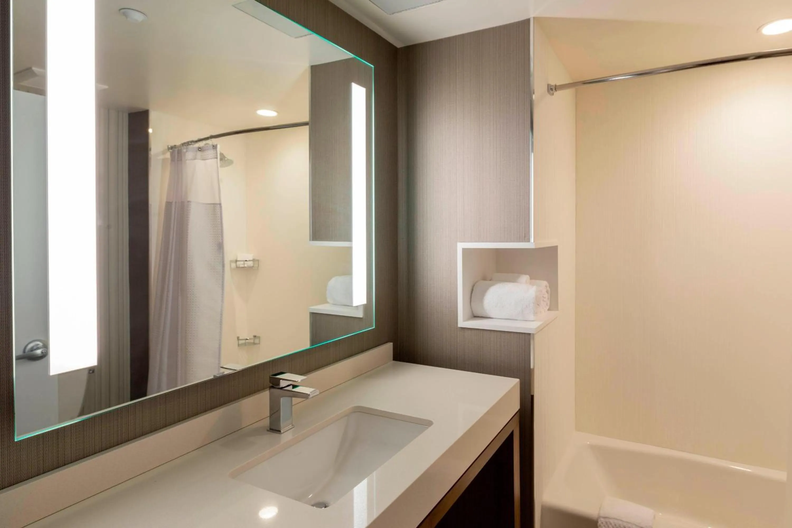 Bathroom in Courtyard by Marriott New York Queens/Fresh Meadows