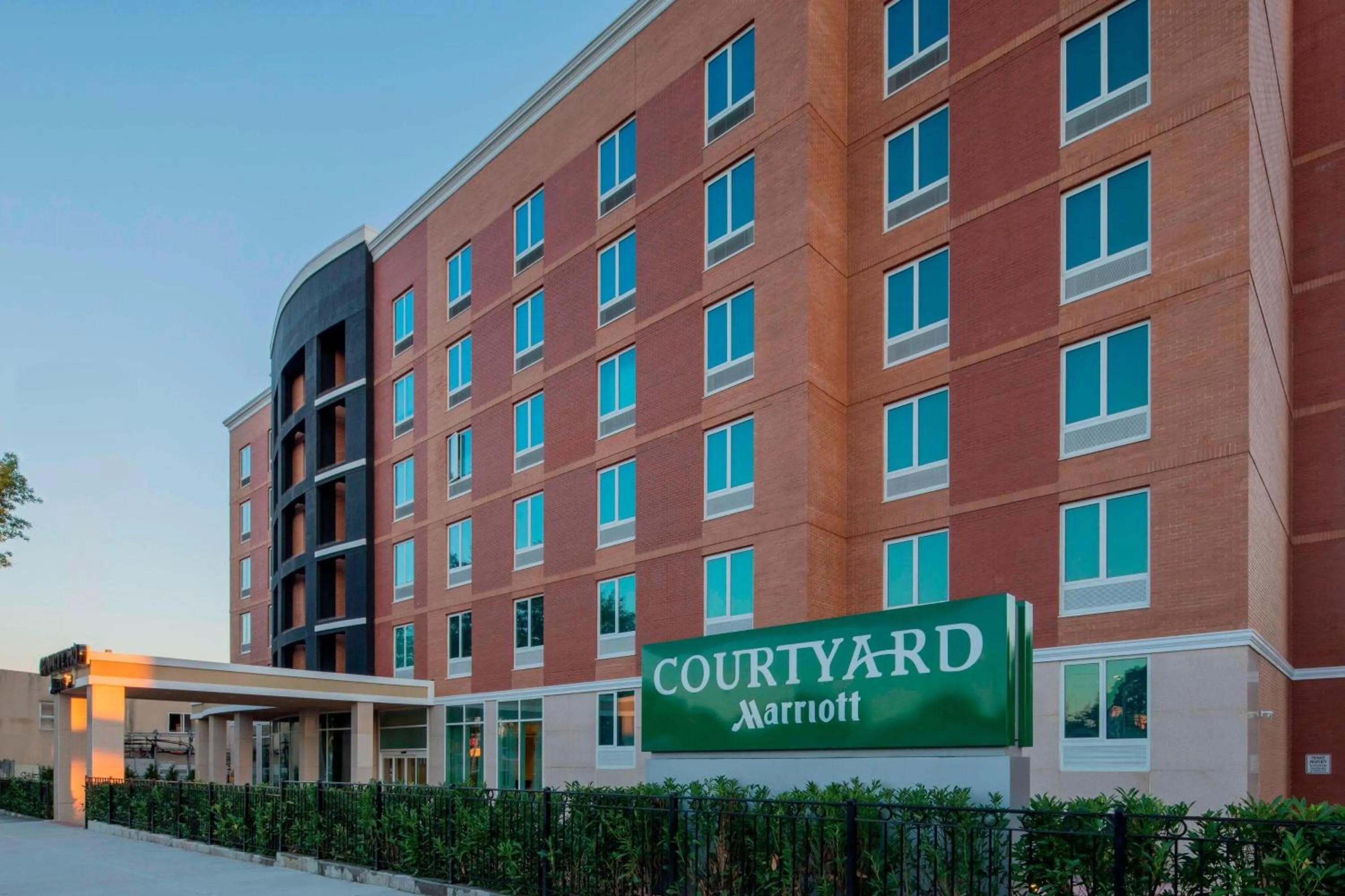 Property building in Courtyard by Marriott New York Queens/Fresh Meadows