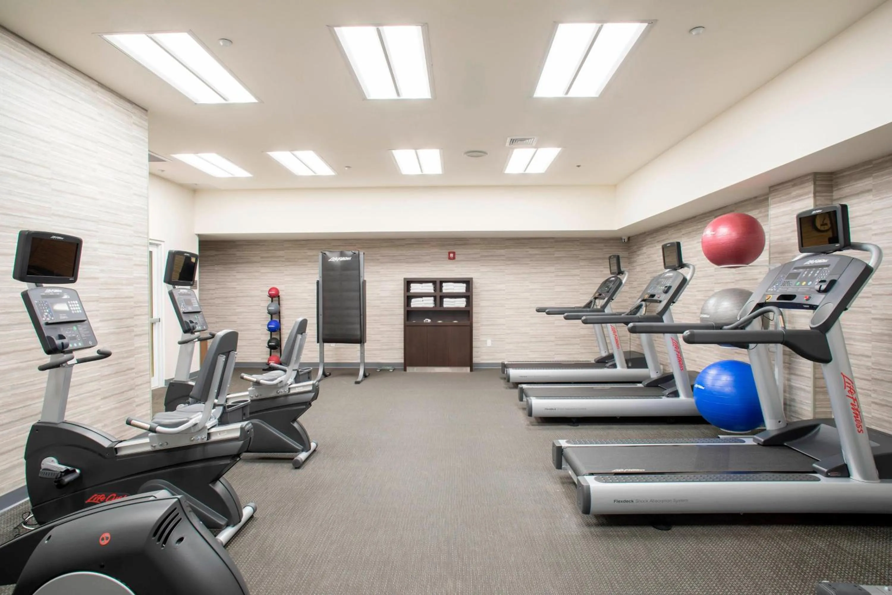 Fitness centre/facilities in Courtyard by Marriott New York Queens/Fresh Meadows