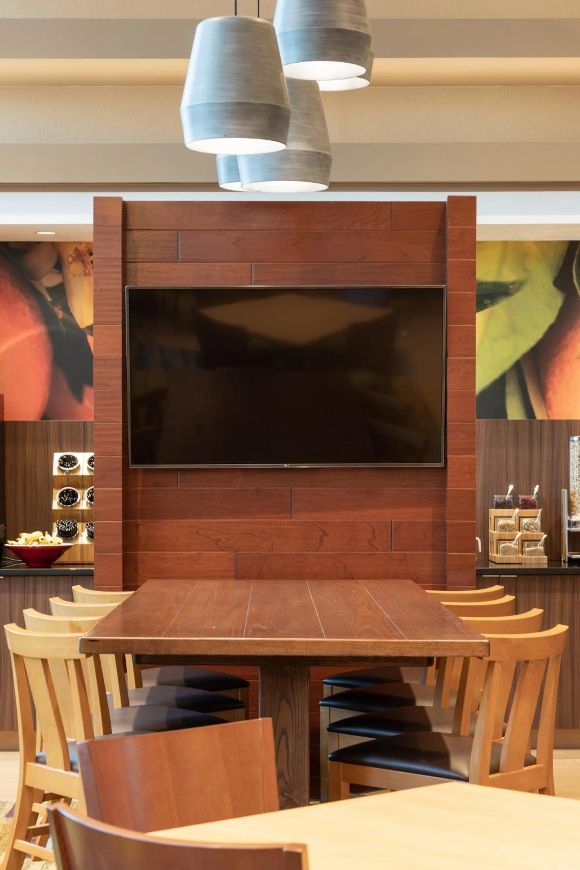 Communal lounge/ TV room in Fairfield Inn & Suites by Marriott New York Queens/Fresh Meadows