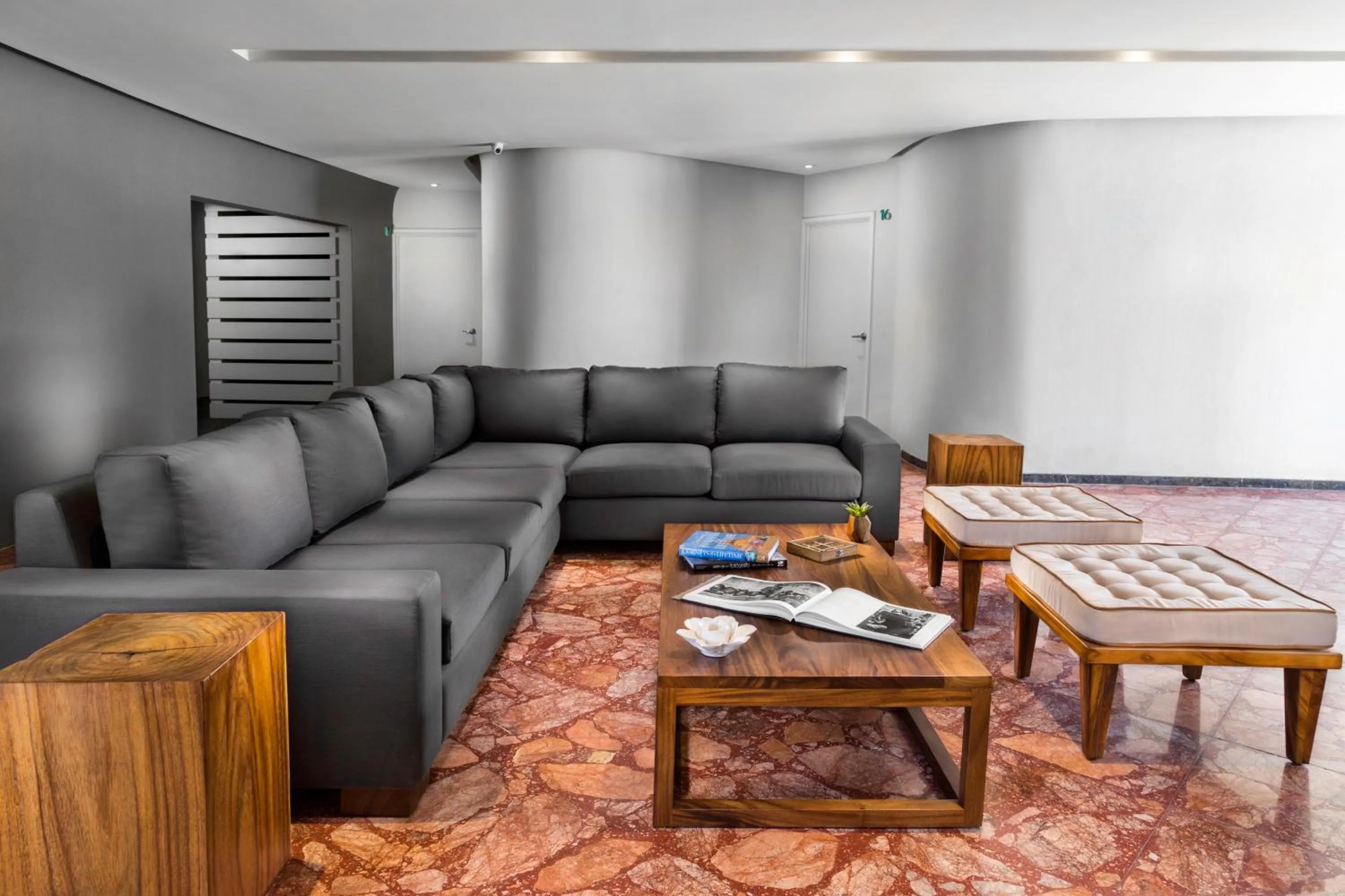 Communal lounge/ TV room in Hotel Boutique Abad