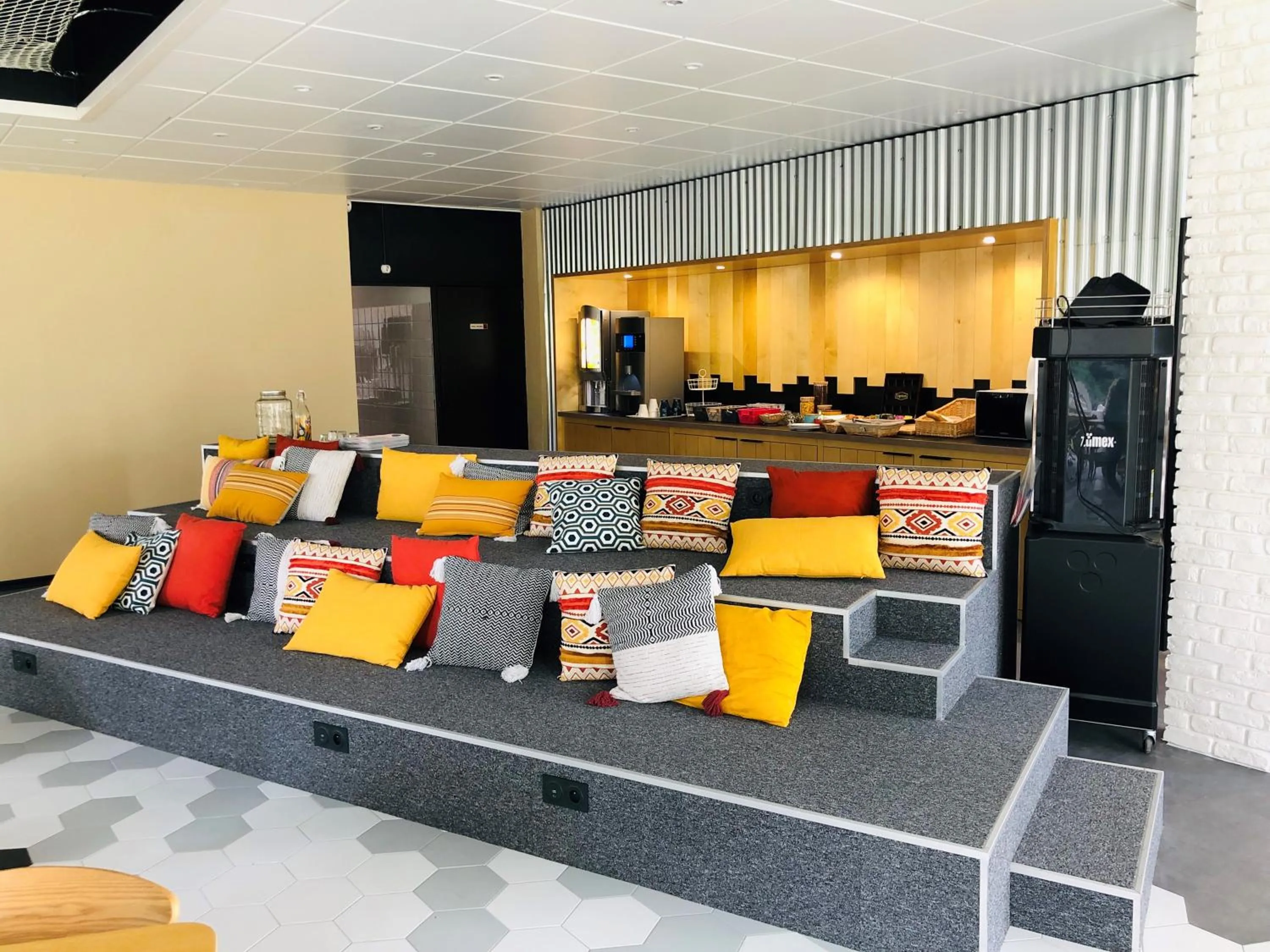 Communal lounge/ TV room in Ibis Styles Bobigny Centre Préfecture