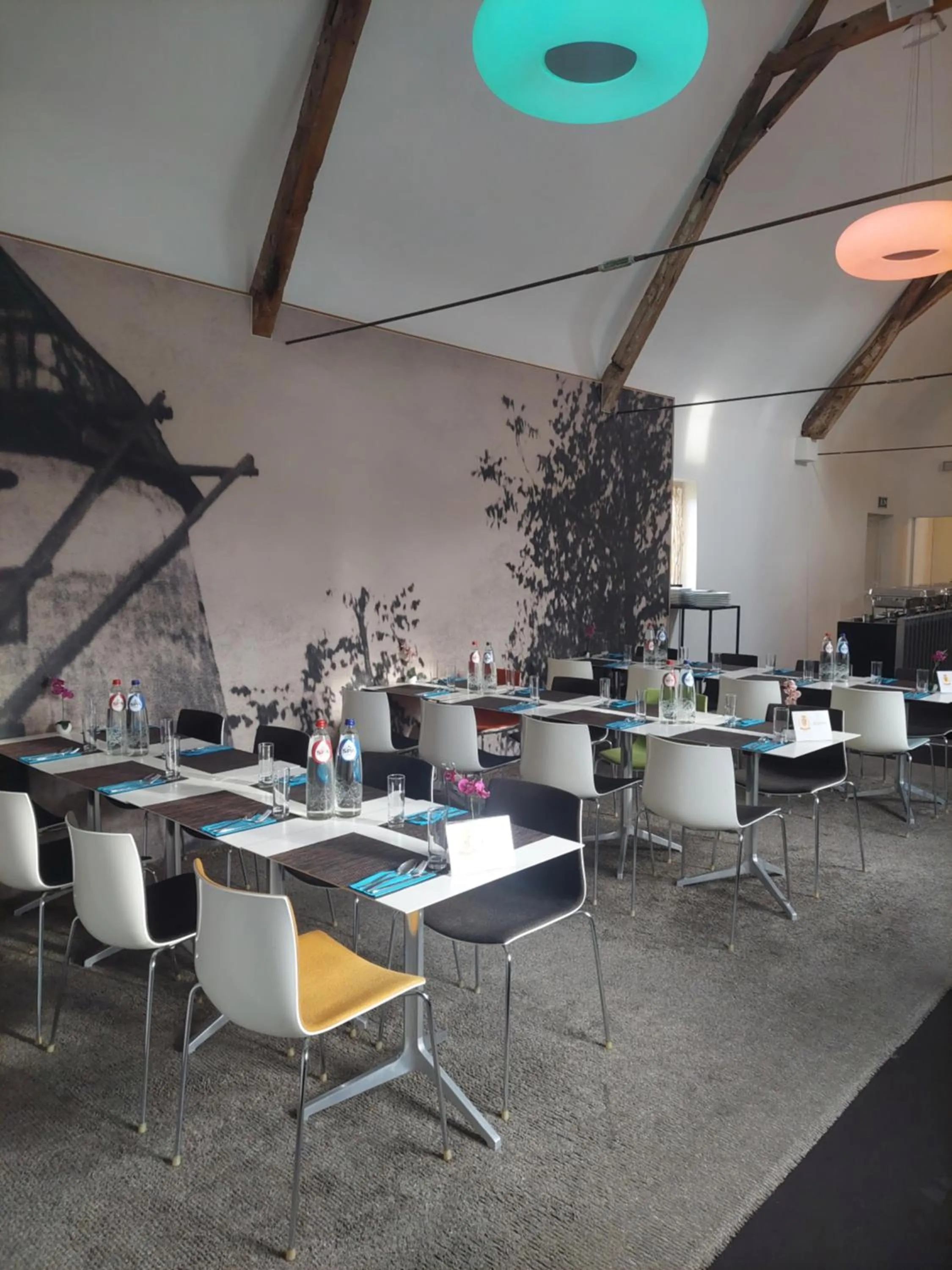 Restaurant/places to eat in D-Hotel