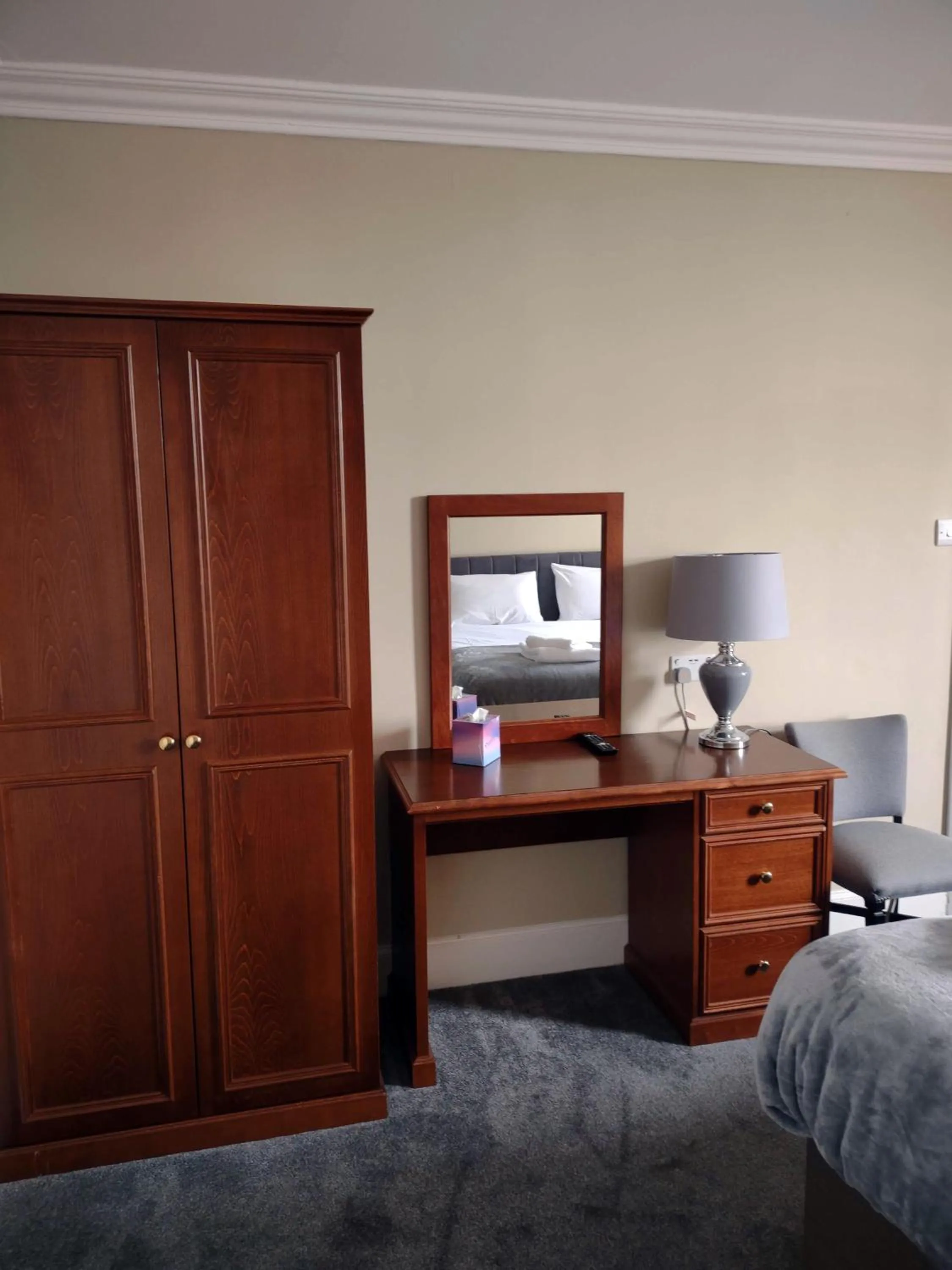wardrobe, Bed in The Stromness Hotel