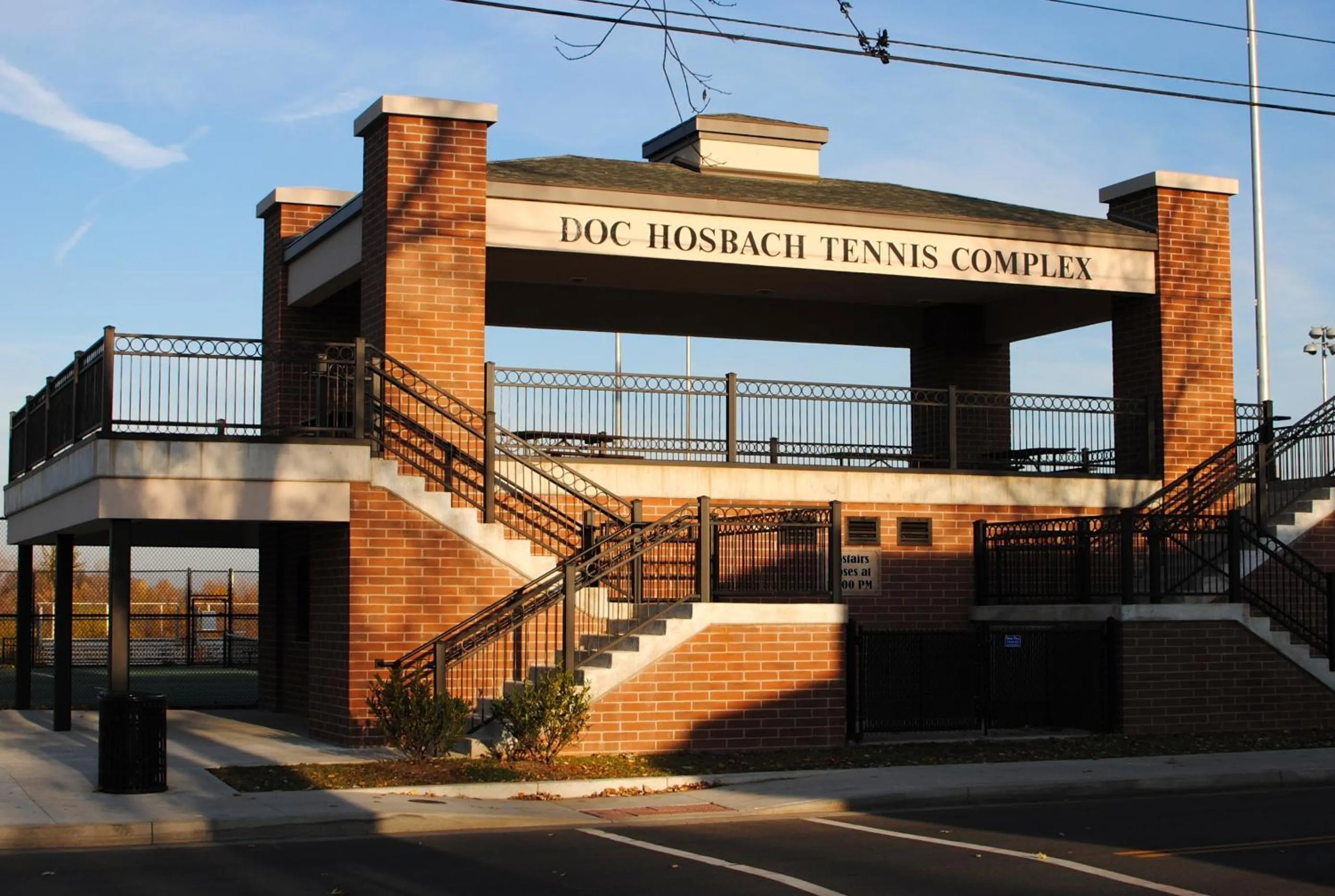 Tennis court in L&N Bed and Breakfast Ltd