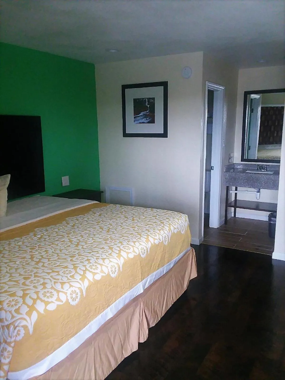 Photo of the whole room, Bed in Budget Inn