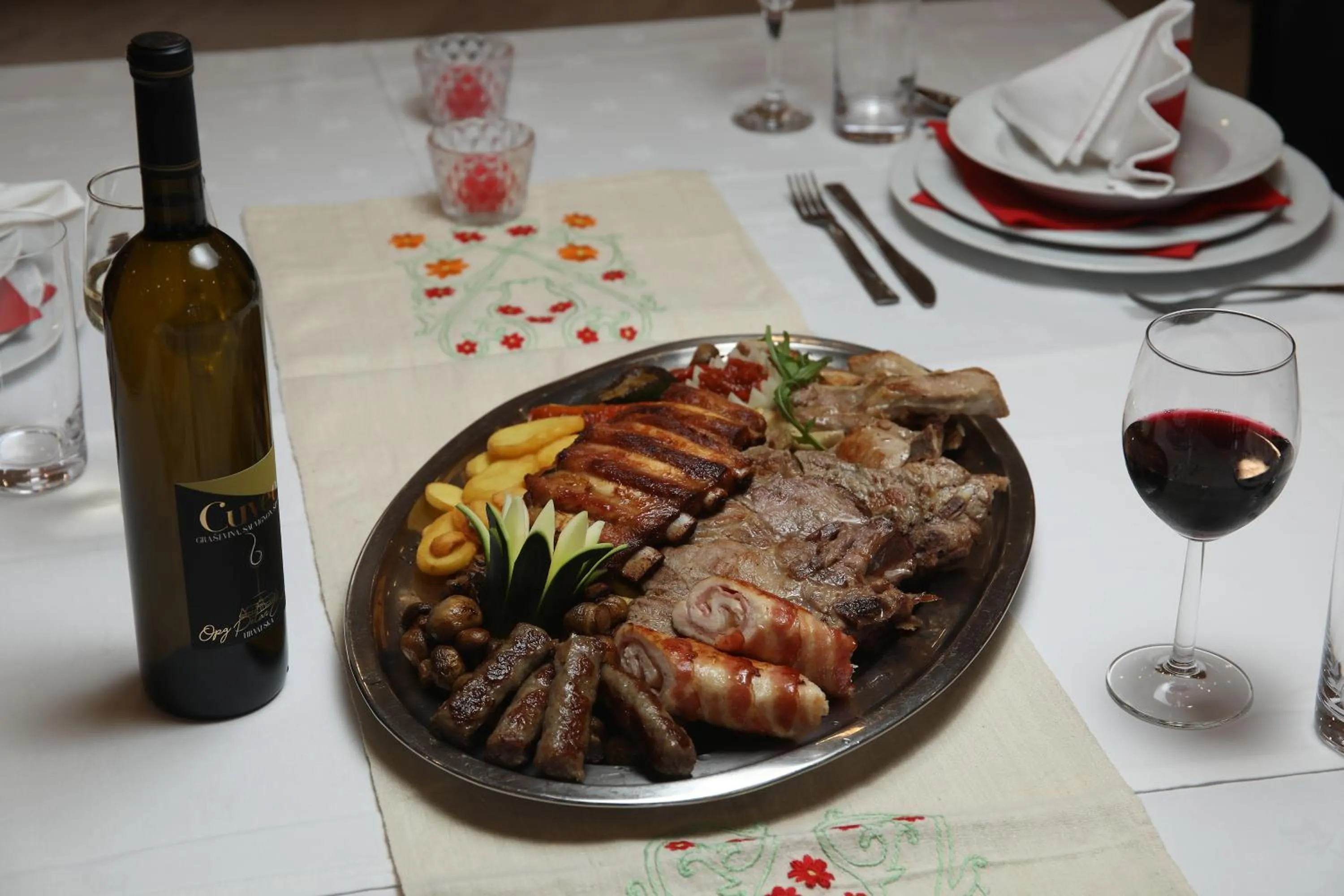 Restaurant/places to eat in Hotel Zagi